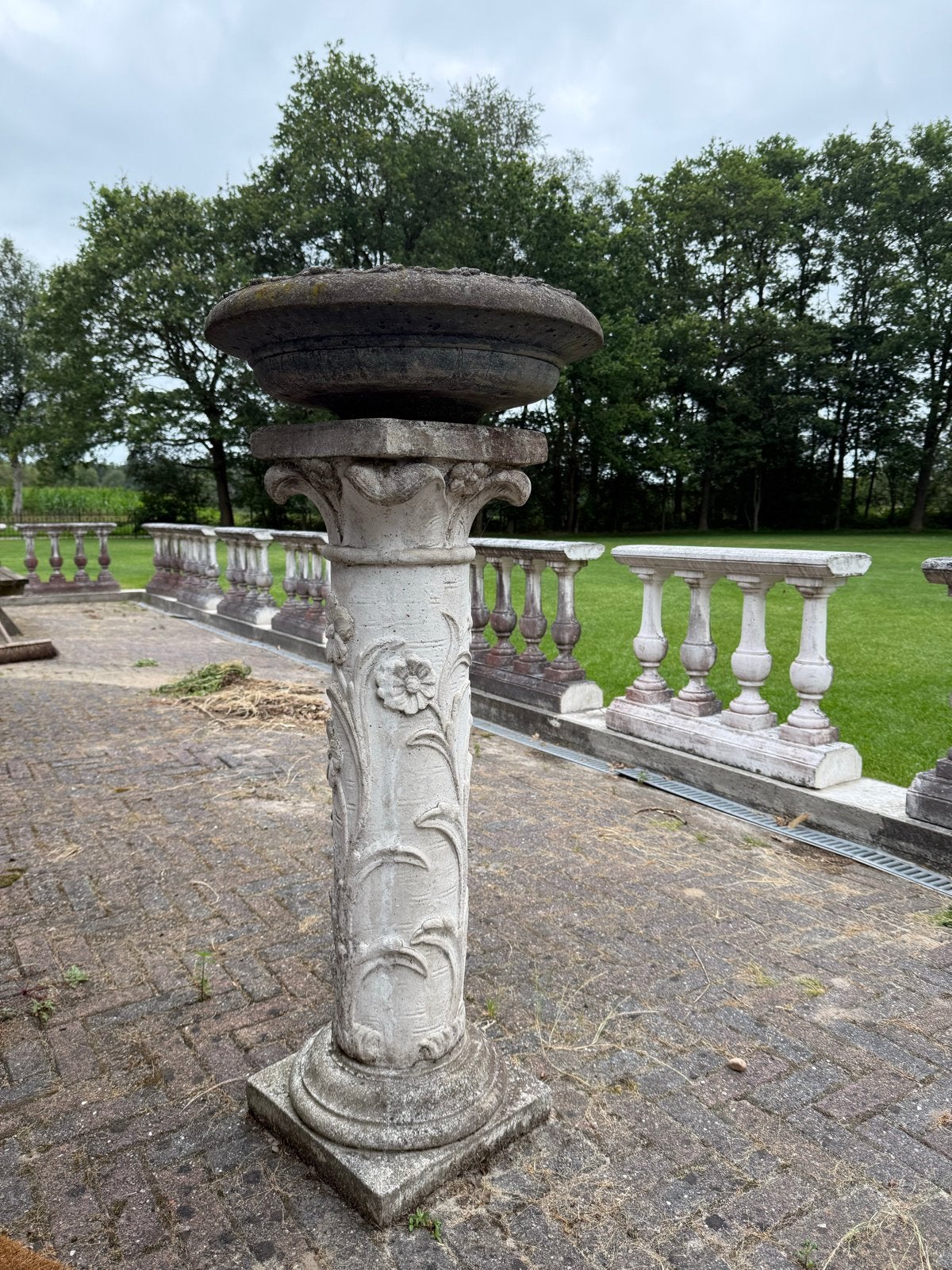 Decoratieve betonnen zuil met schaal, Ophalen, Gebruikt, Beton, Abstract beeld