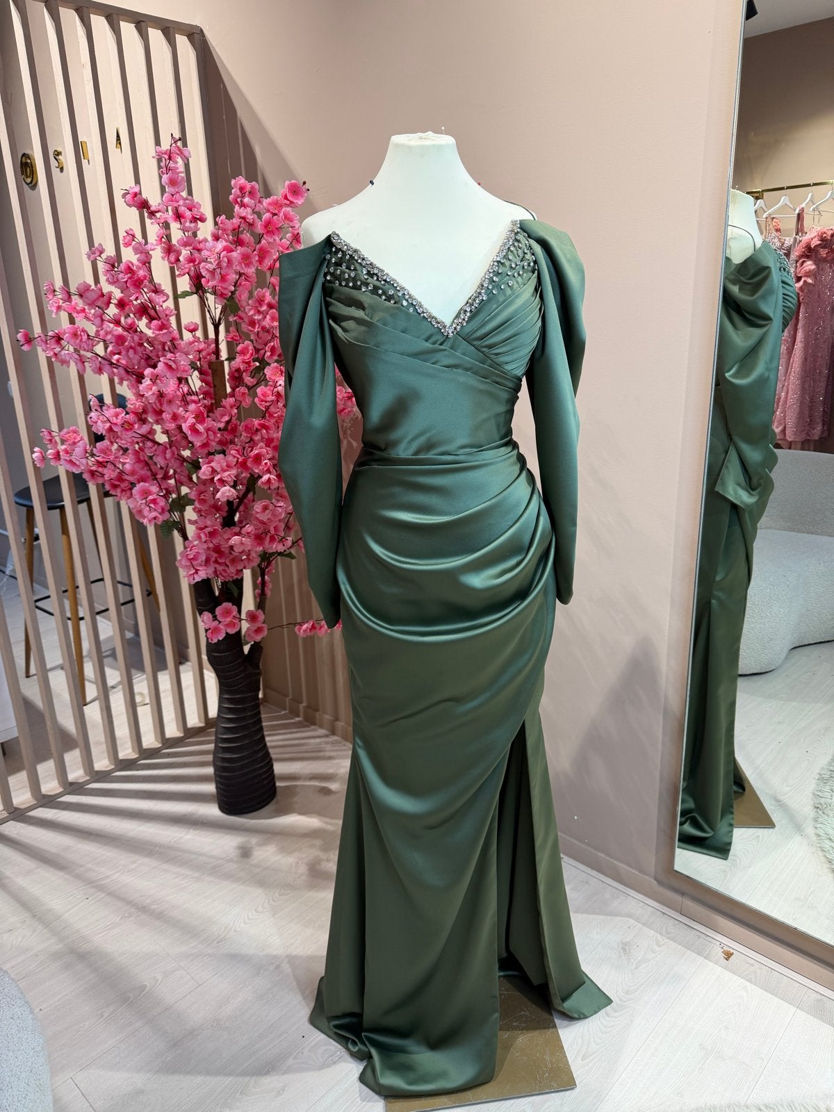 Exclusieve Galajurk uit Kosovo - Groen met Strass, Kleding | Dames, Galajurk, Maat 42/44 (L), Ophalen of Verzenden, Zo goed als nieuw