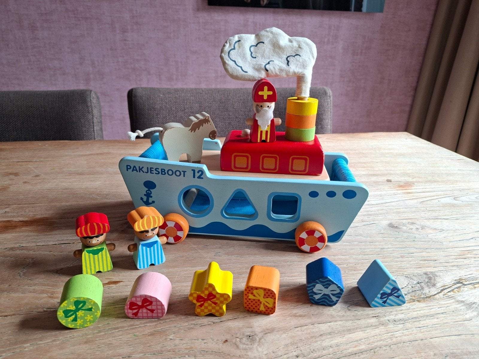 Houten Pakjesboot met insteekvormpjes en Sinterklaasfiguren, Ophalen of Verzenden, Gebruikt, Duw- of Trekspeelgoed