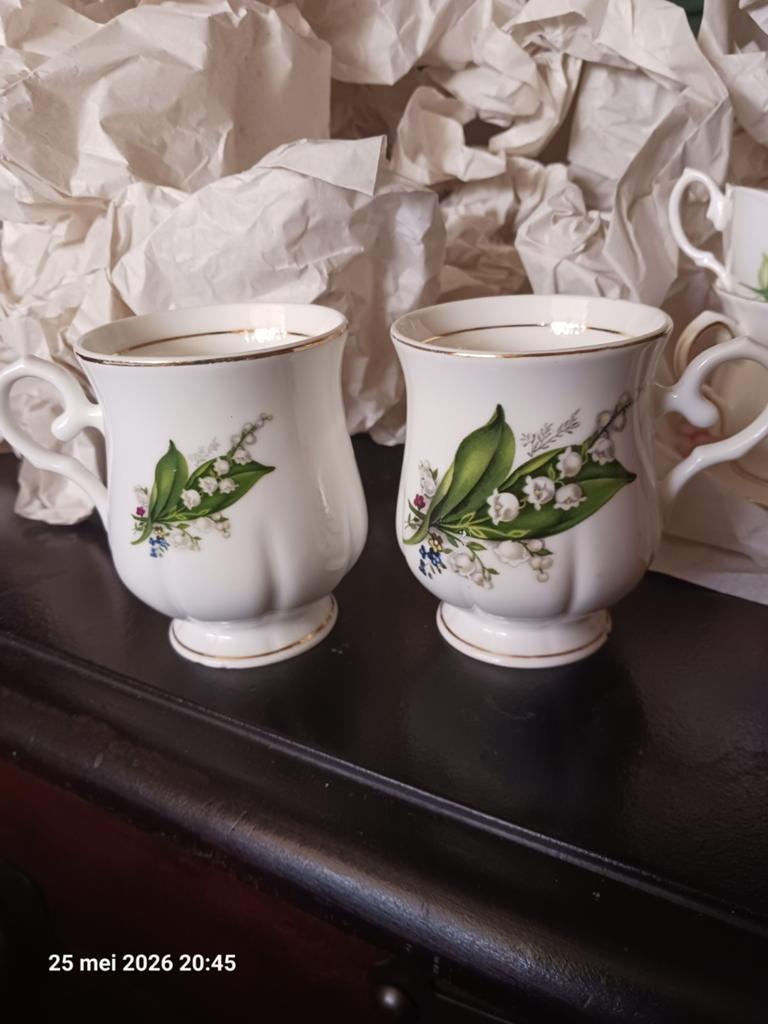 Bone China London Collection kopjes - Lelietjes-va, Antiek en Kunst, Antiek | Servies los, Ophalen of Verzenden