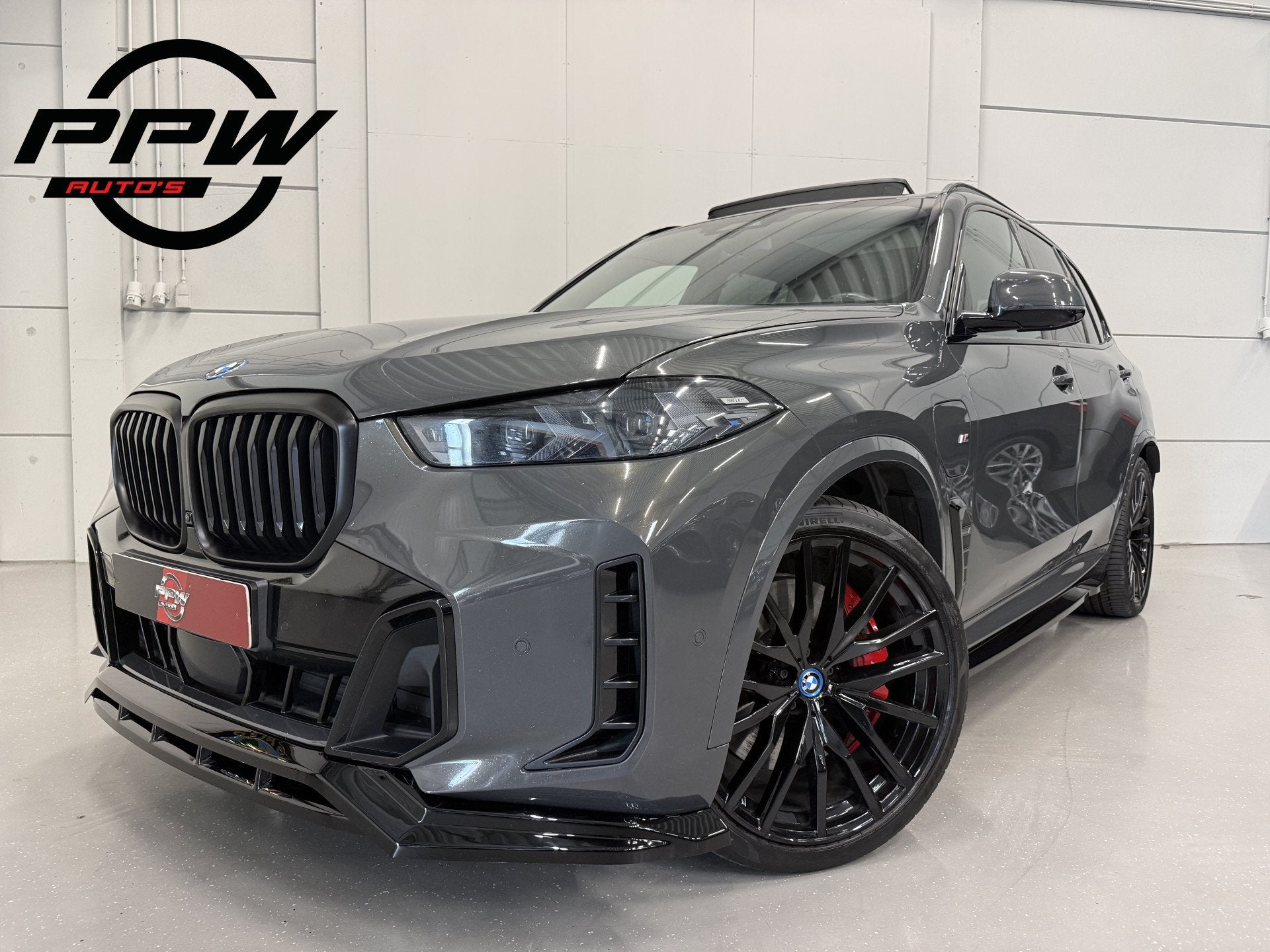 BMW X5 xDrive50e M-Sport DRAVITGRAU/PANO/22"/M-SPORTSTOELEN/, Auto's, Automaat, Dealer onderhouden, Gebruikt, 2395 kg