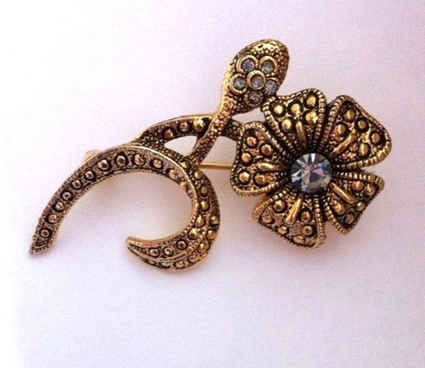 Prachtige goudkleurige vintage Bloemenbroche met Kristallen, Ophalen, Zo goed als nieuw, Goud, Overige materialen