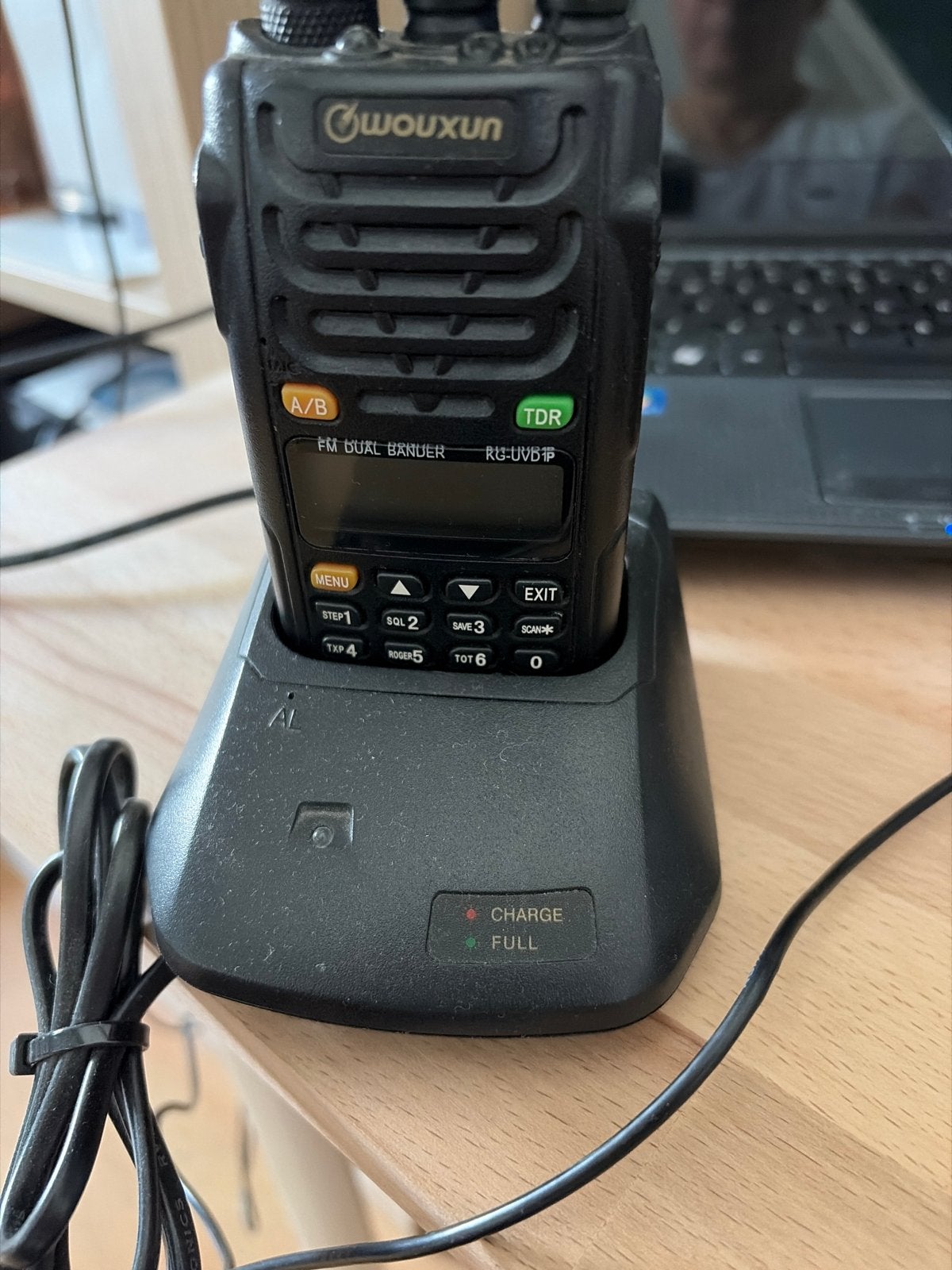 Wouxun Portofoon met Oplader - FM Dual Bander, Ophalen, Gebruikt, 2 to 5 km, Portofoon of Walkie-talkie