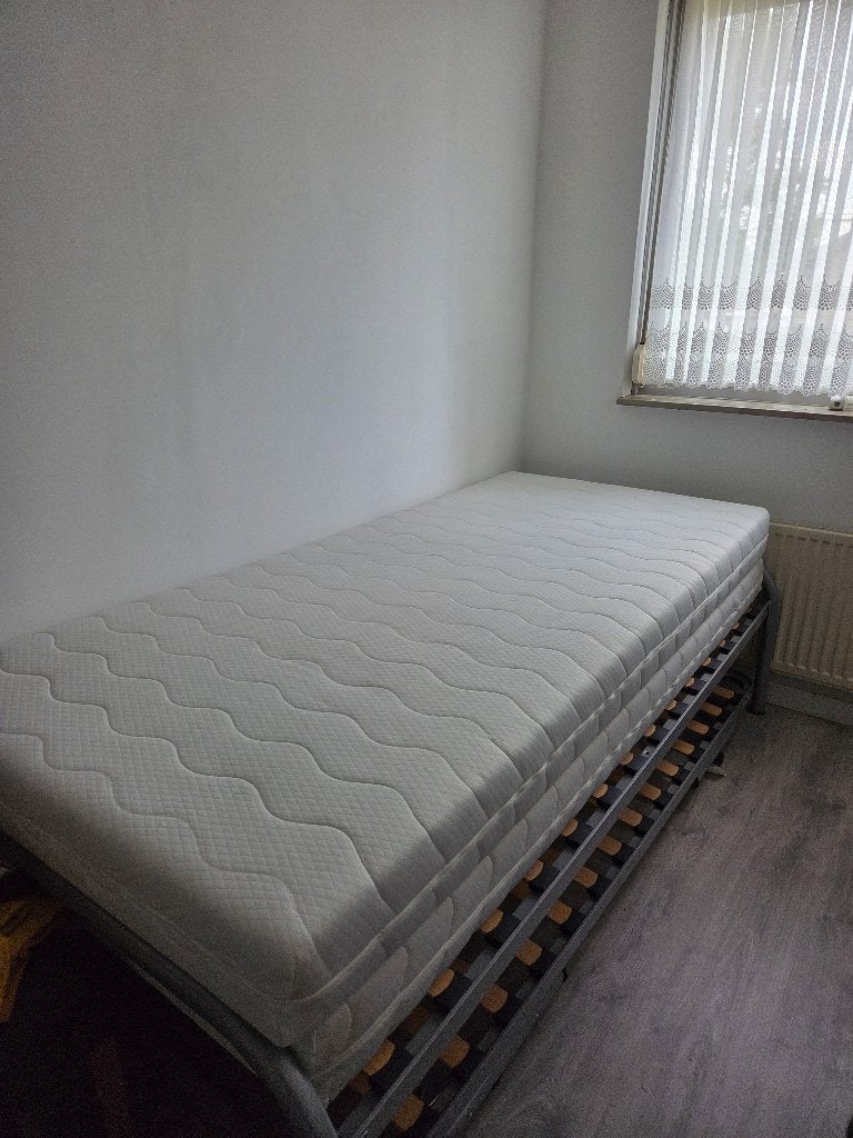 2 x een persoons bed, Huis en Inrichting, Slaapkamer | Bedden, Zo goed als nieuw, Eenpersoons, 90 cm, 200 cm, Metaal, Grijs, Ophalen