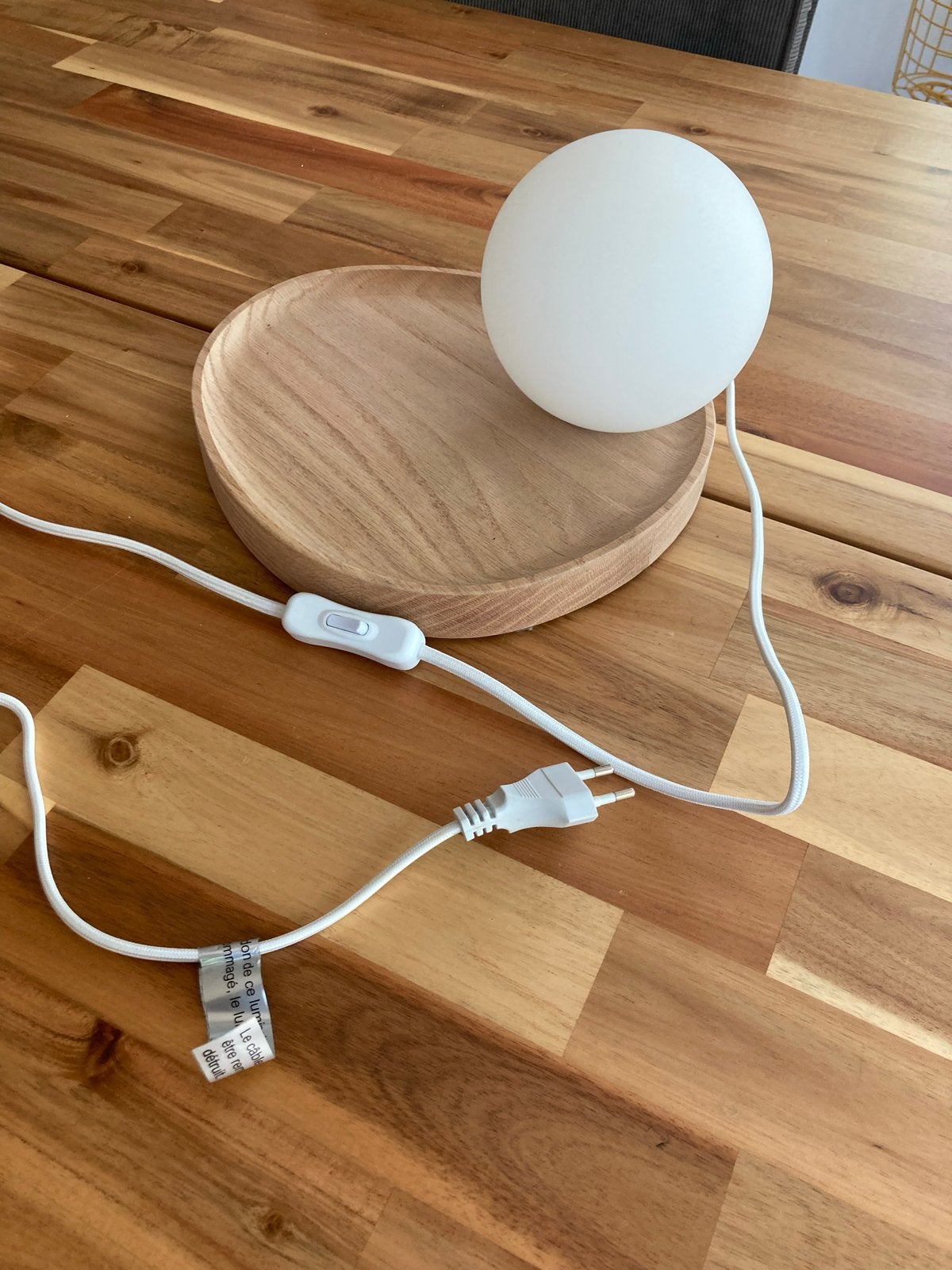 Stijlvolle AM.PM Hannasta tafellamp met opaline glas en eik, Overige merken, Nachtlamp, Ophalen of Verzenden, Modern