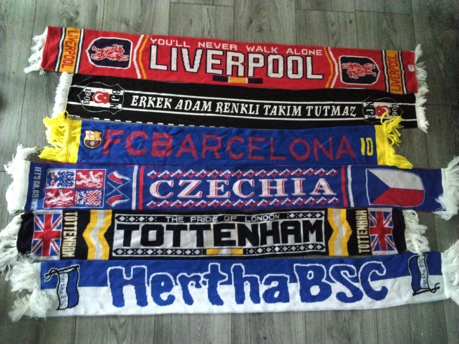 Buitenlandse voetbalsjaals, Ophalen of Verzenden, Zo goed als nieuw, Buitenlandse clubs, Vaantje of Sjaal