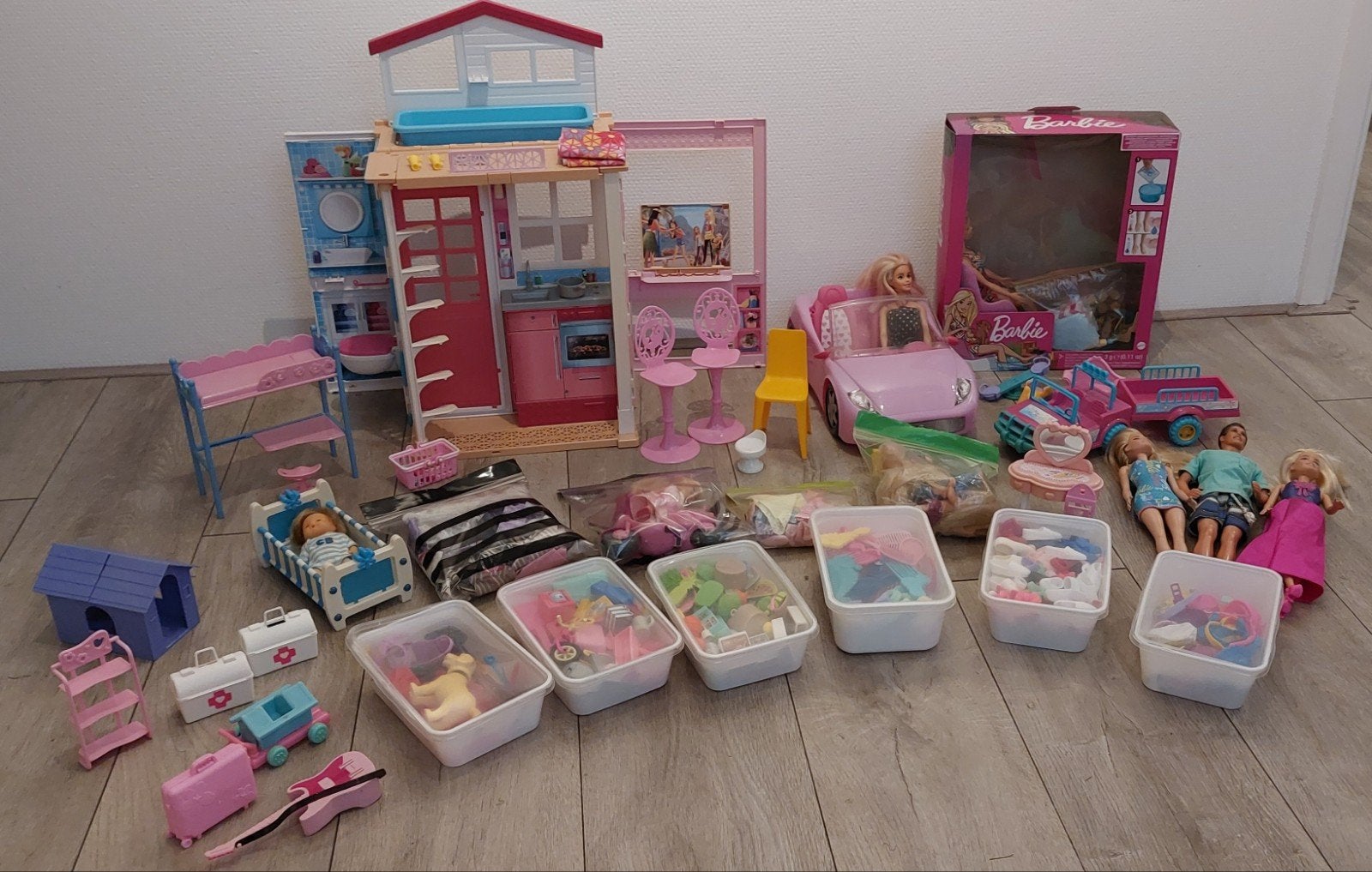 Barbiehuis met vele diverse accesoires, Ophalen, Poppenhuispop