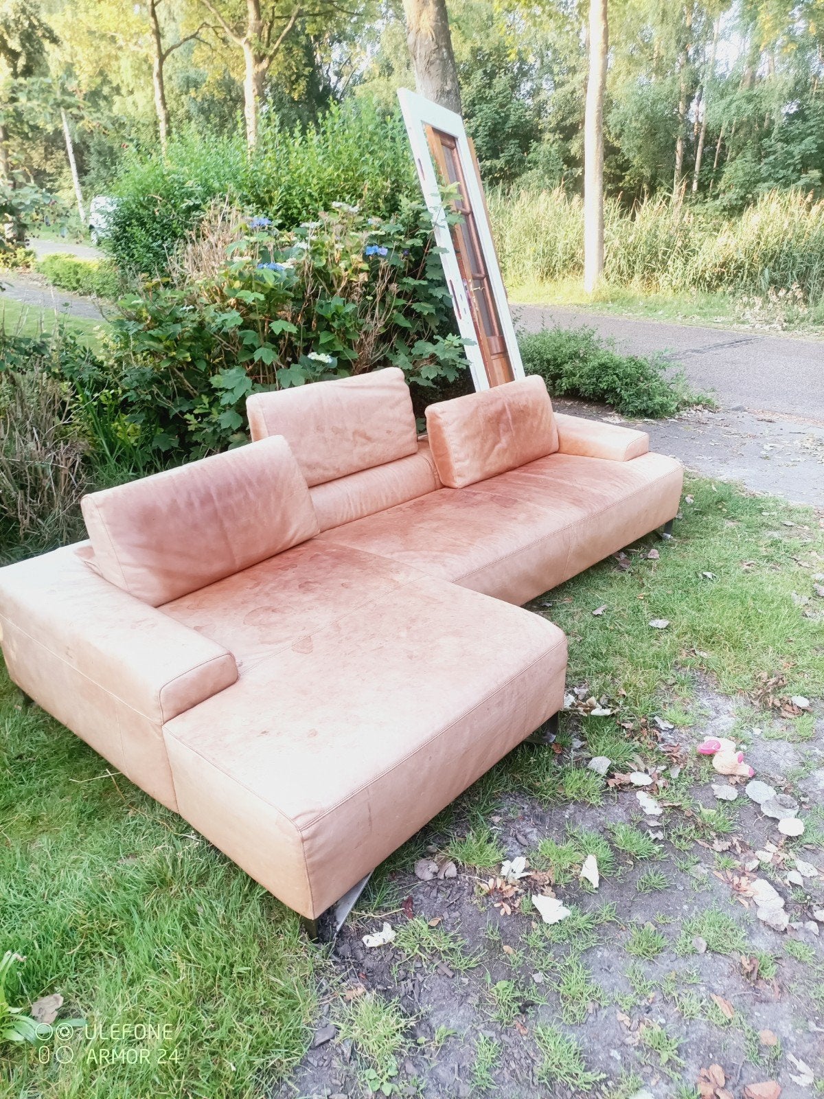 Gratis af te halen: Natuzzi hoekbank (leer) en deuren, Huis en Inrichting, Banken | Bankstellen, Ophalen, Gebruikt, Hoekbank, Leer