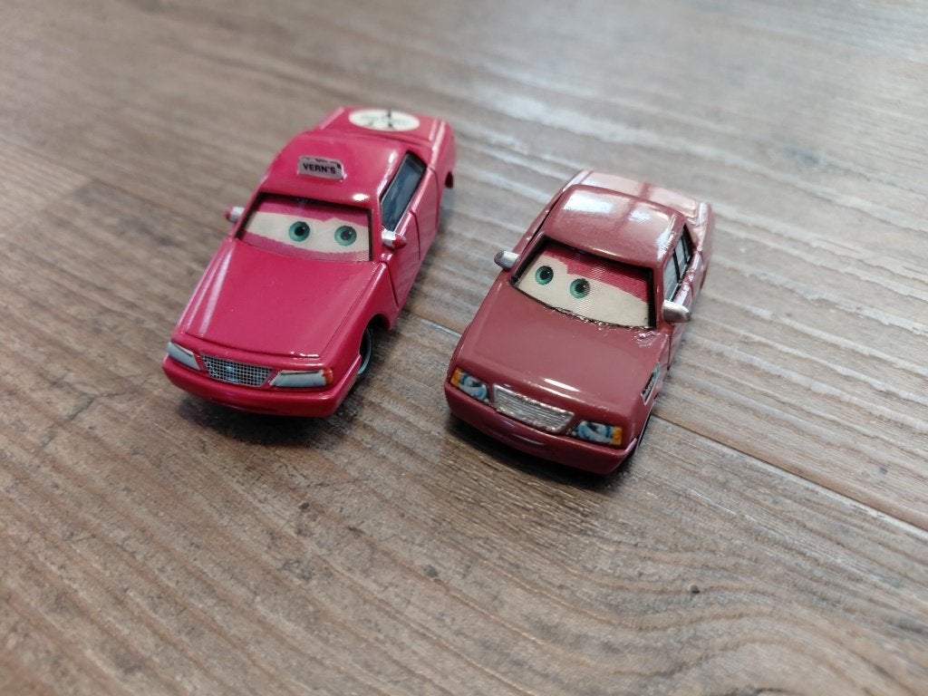 2 Piston Cup supporters van Cars, Kinderen en Baby's, Speelgoed | Speelgoedvoertuigen, Ophalen of Verzenden, Zo goed als nieuw