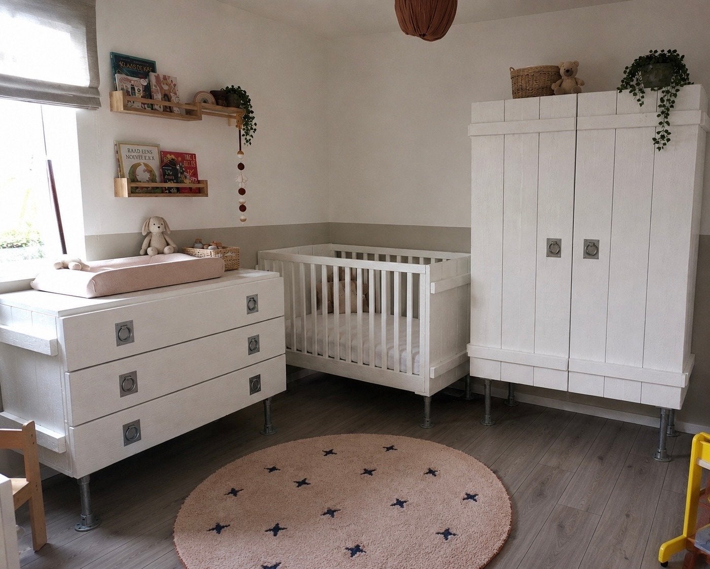Moet weg Complete babykamer Ledikant, Commode en Kledingkast, Ophalen, Zo goed als nieuw, Jongetje of Meisje