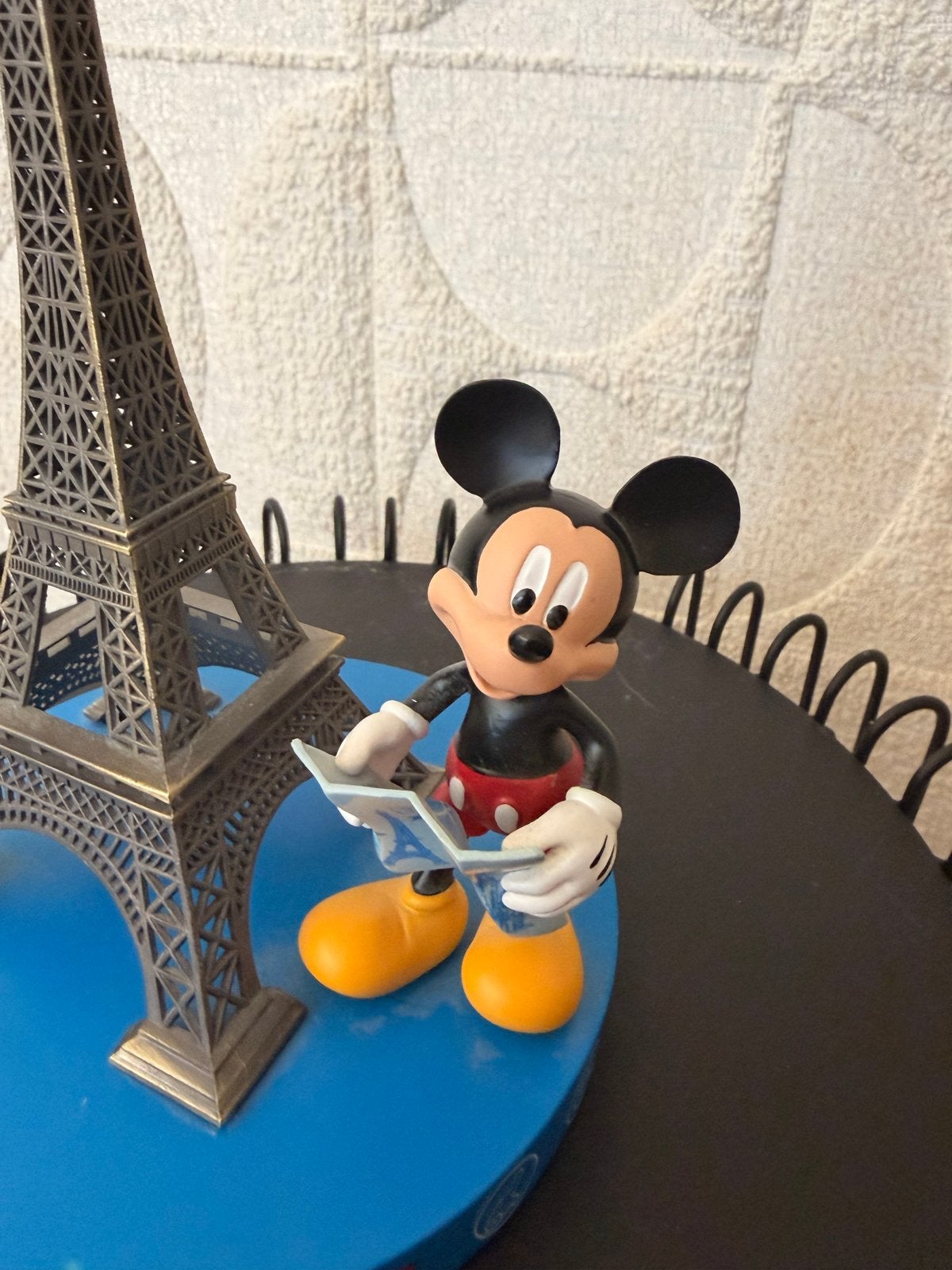 Mickey Mouse Eiffeltoren beeldje Disneyland Parijs, Ophalen, Mickey Mouse, Zo goed als nieuw, Beeldje of Figuurtje