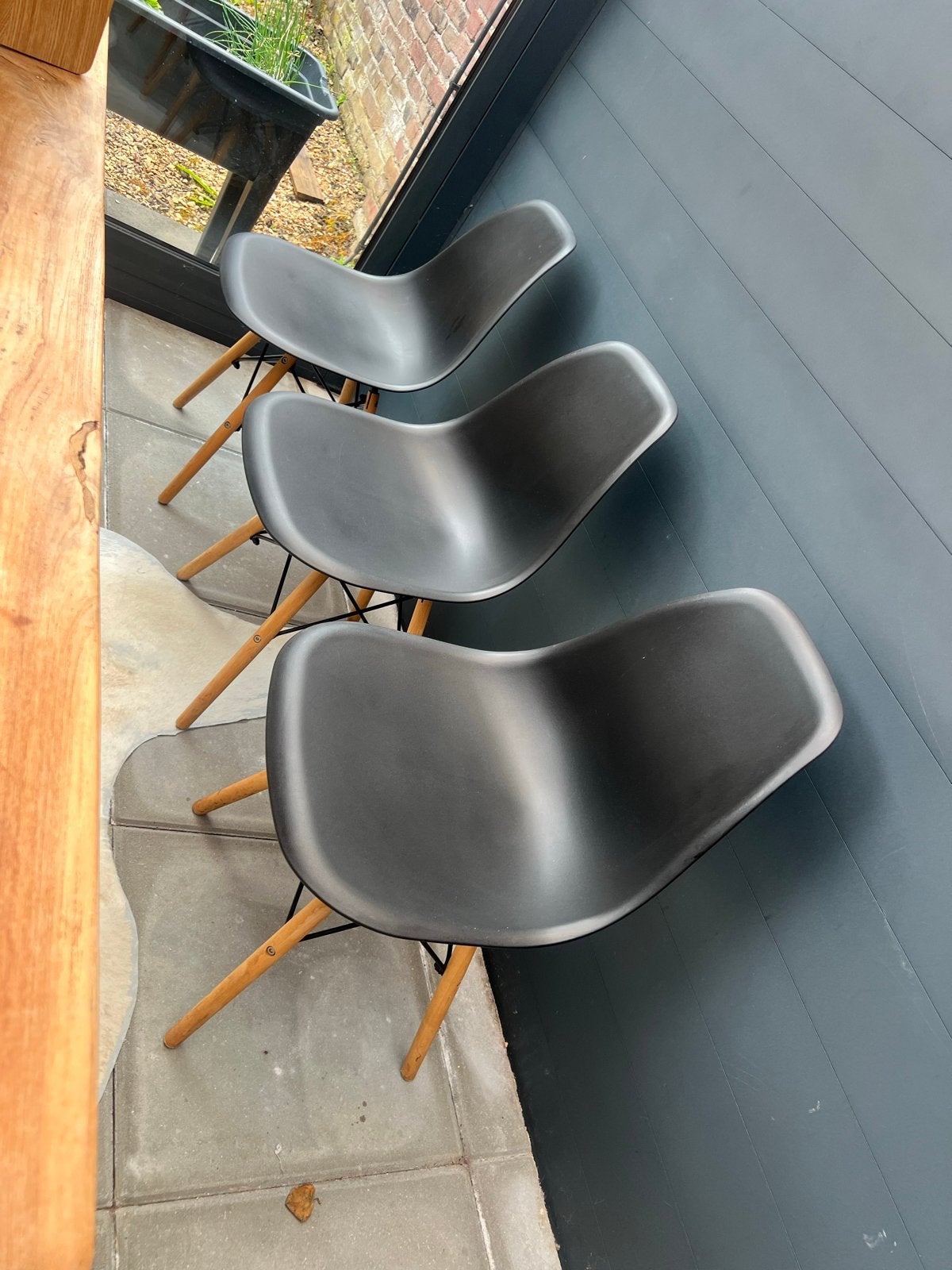 6 Eetkamerstoelen zwarte plastic kuip met houten poten, Huis en Inrichting, Stoelen, Ophalen, Gebruikt, Zwart, Vijf, Zes of meer stoelen