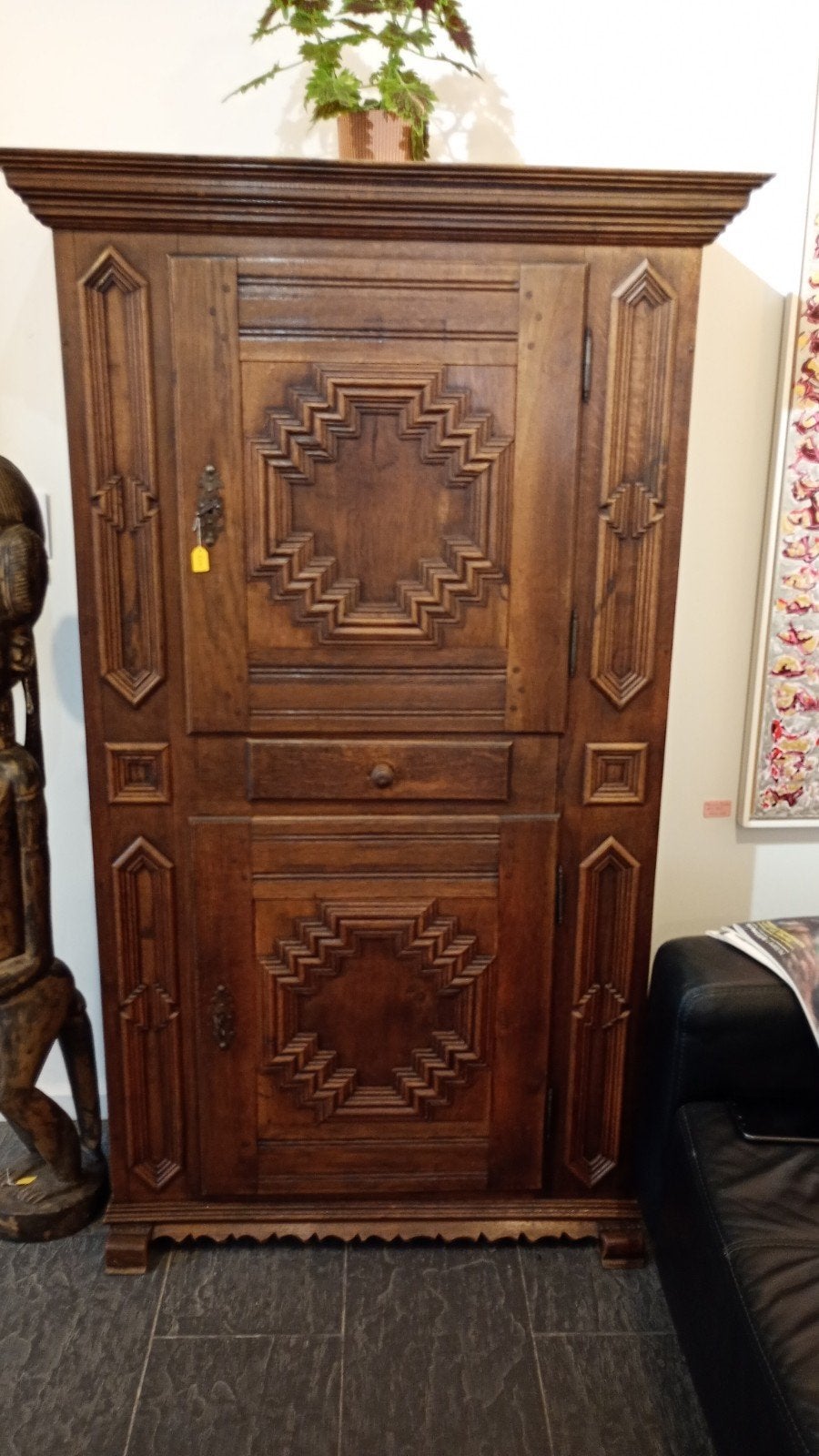 Antieke houten kast met decoratief snijwerk, Antiek en Kunst, Antiek | Meubels | Kasten, Ophalen