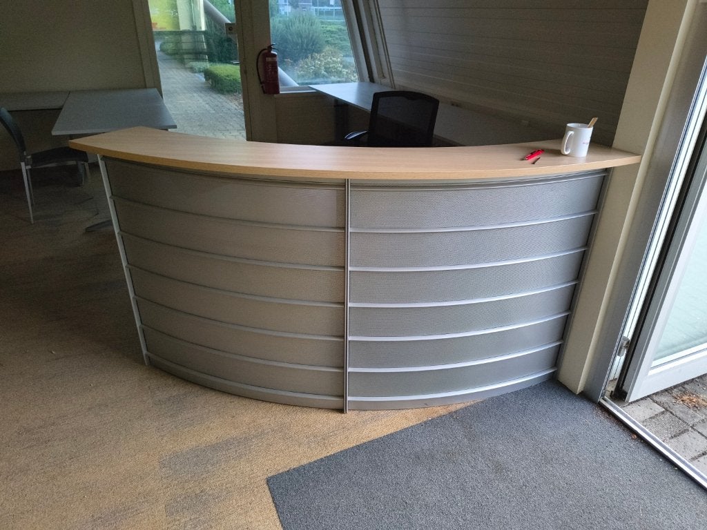 Moderne receptiebalie met gebogen design, Huis en Inrichting, Bureaus, Ophalen, Overige typen, 150 cm, Zo goed als nieuw