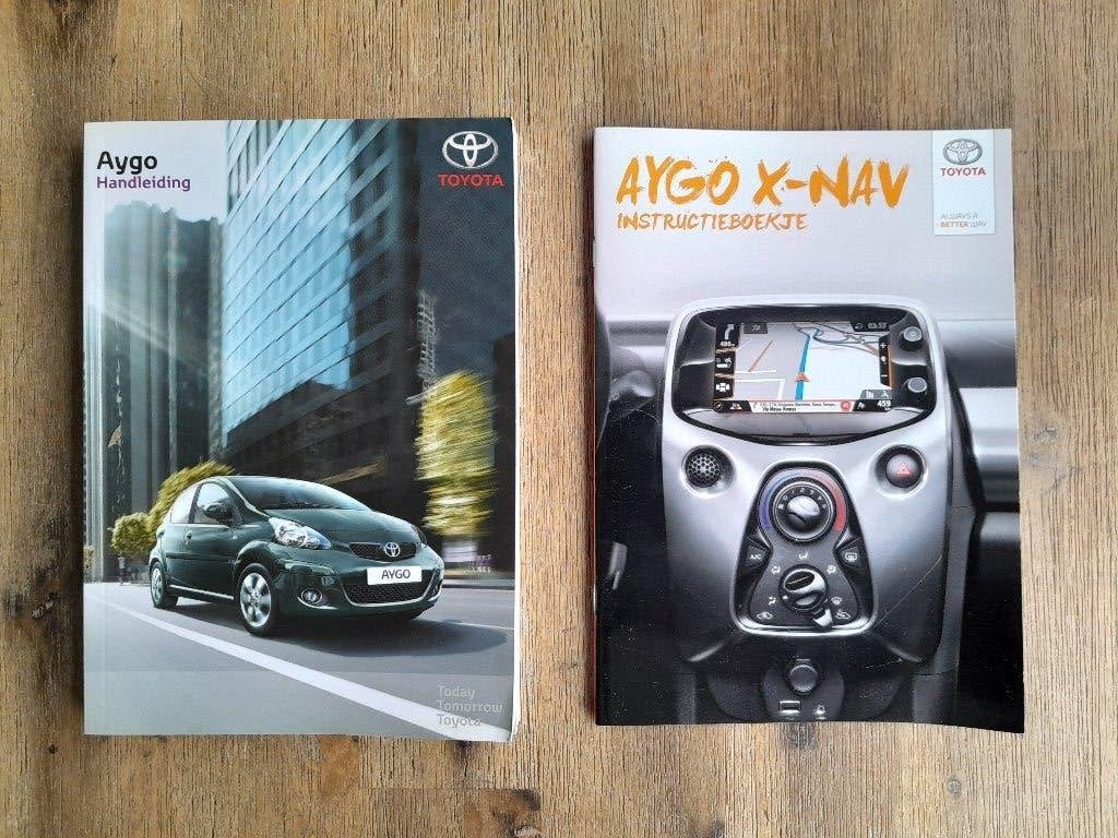 INSTRUCTIEBOEKJE - TOYOTA AYGO + Boekje X-Nav Navigatie - NL, Auto diversen, Verzenden