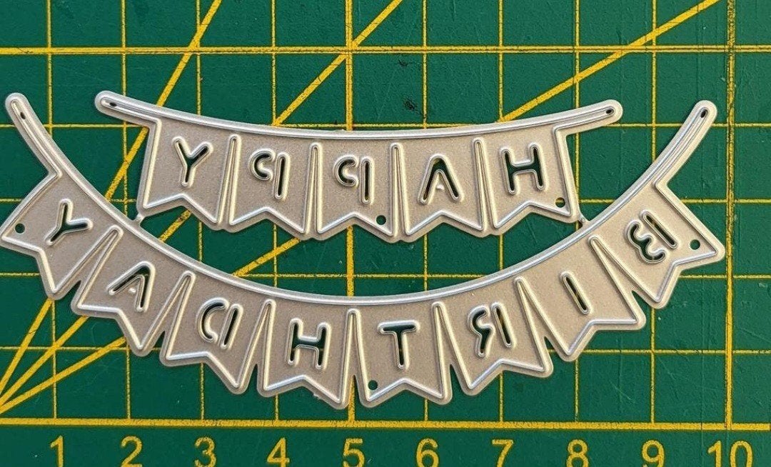 Nieuw  Snijmal  vlaggenlijn/ Happy Birthday, Ophalen of Verzenden, Nieuw, Overige thema's, Pons of Mal