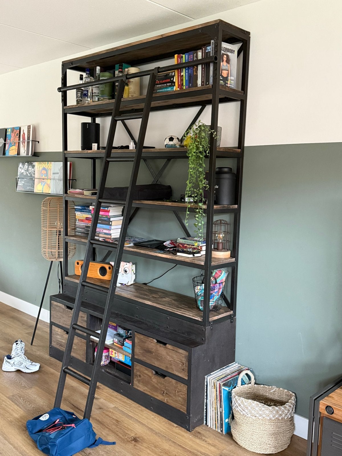 Industriële boekenkast met ladder en opbergruimte, Ophalen, Gebruikt, 100 tot 150 cm, 200 cm of meer