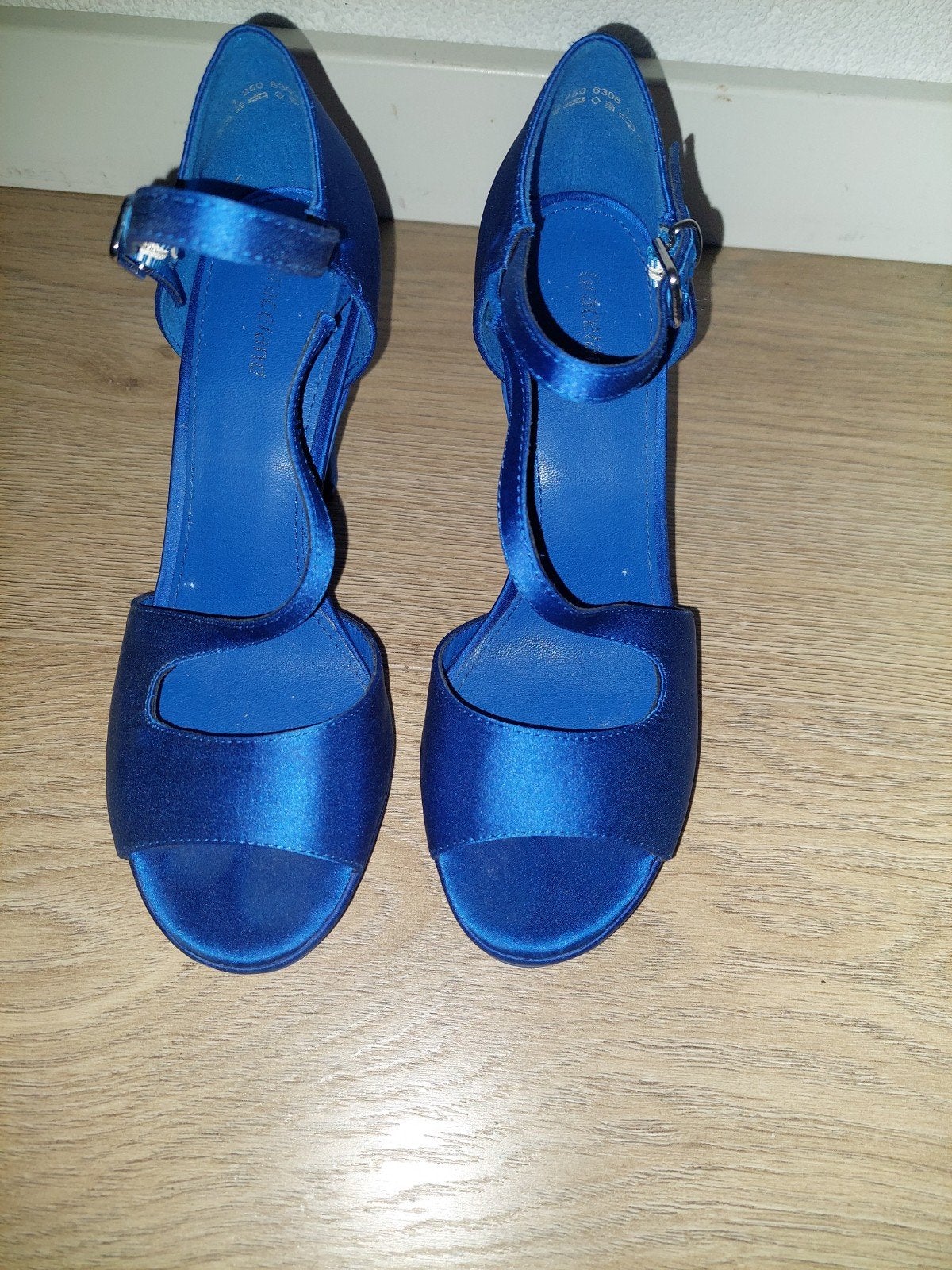 Elegante blauwe schoenen met gespje en hoge hakken, Blauw, Ophalen of Verzenden, Schoenen met hoge hakken, Onbekend