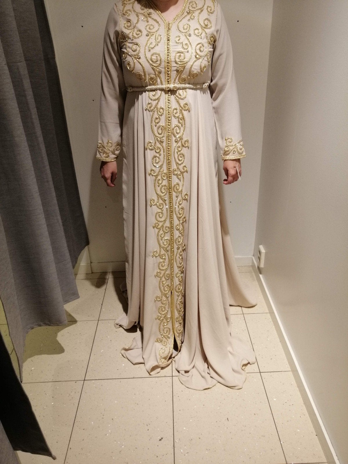 Trouwjurk / Arabische feestjurk met riem L/XL -, Kleding | Dames, Overige typen, Beige, Maat 42/44 (L), Nieuw