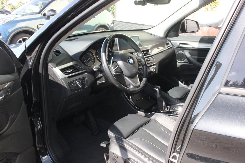 BMW X1 xDrive20i High Executive xLine | Trekhaak | Leer |, 1998 cc, Gebruikt, 2000 kg, Zwart