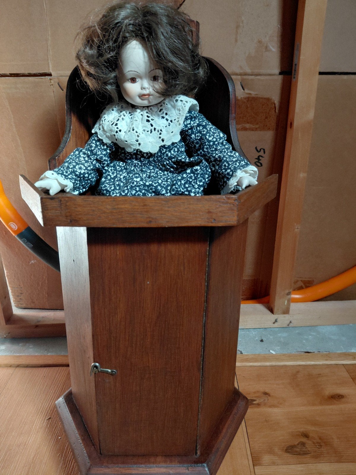 porseleinen pop in kinderstoel., Ophalen of Verzenden