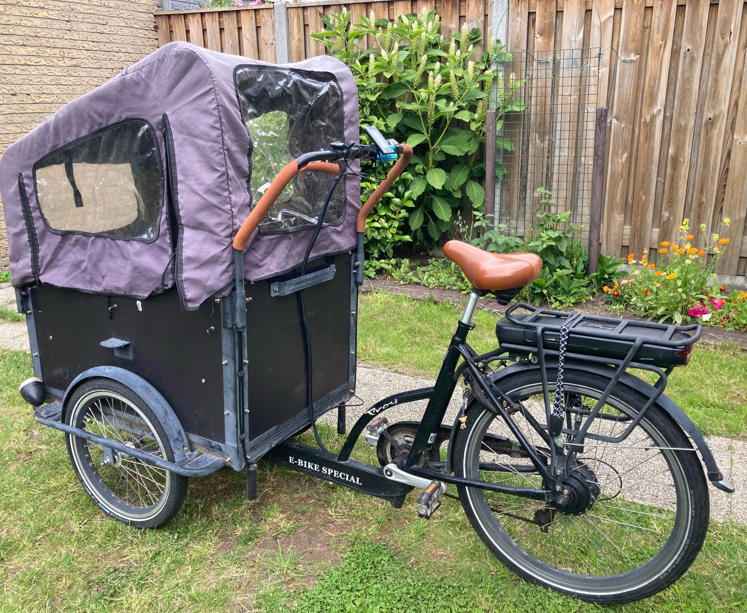 Troy Vogue elektrische bakfiets met huif en zitjes, 4 kinderen of meer, Gebruikt, Velgrem, Huif