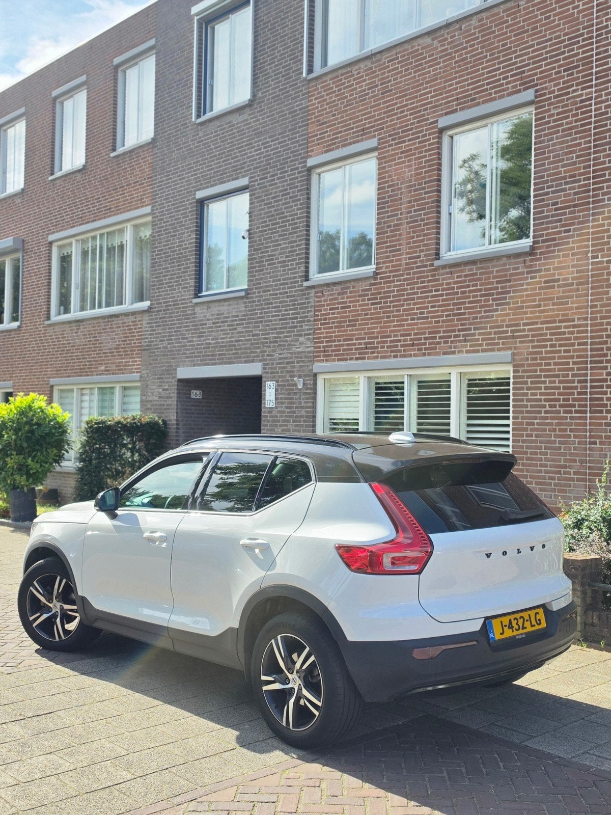 Volvo XC40 T3 RDesign 2020 NAP NL Auto Weinig KM 2e eigenaar, Auto's, 1525 kg, Zwart, Parkeerassistent, Particulier