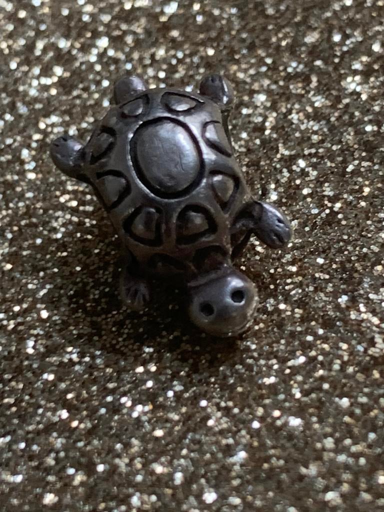 Schildpad bedel - Zilverkleurig met kleine zwarte vlek, Sieraden, Tassen en Uiterlijk, Bedels, Overige merken, Gebruikt, Ophalen of Verzenden