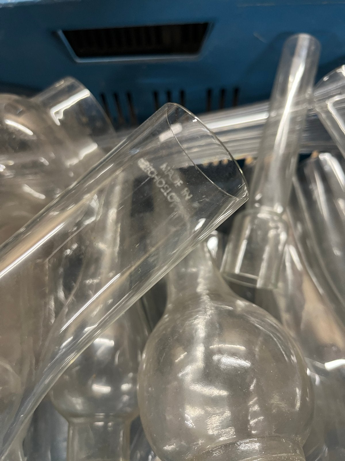 Krat vol glazen voor olielampen - diverse afmetingen, Ophalen