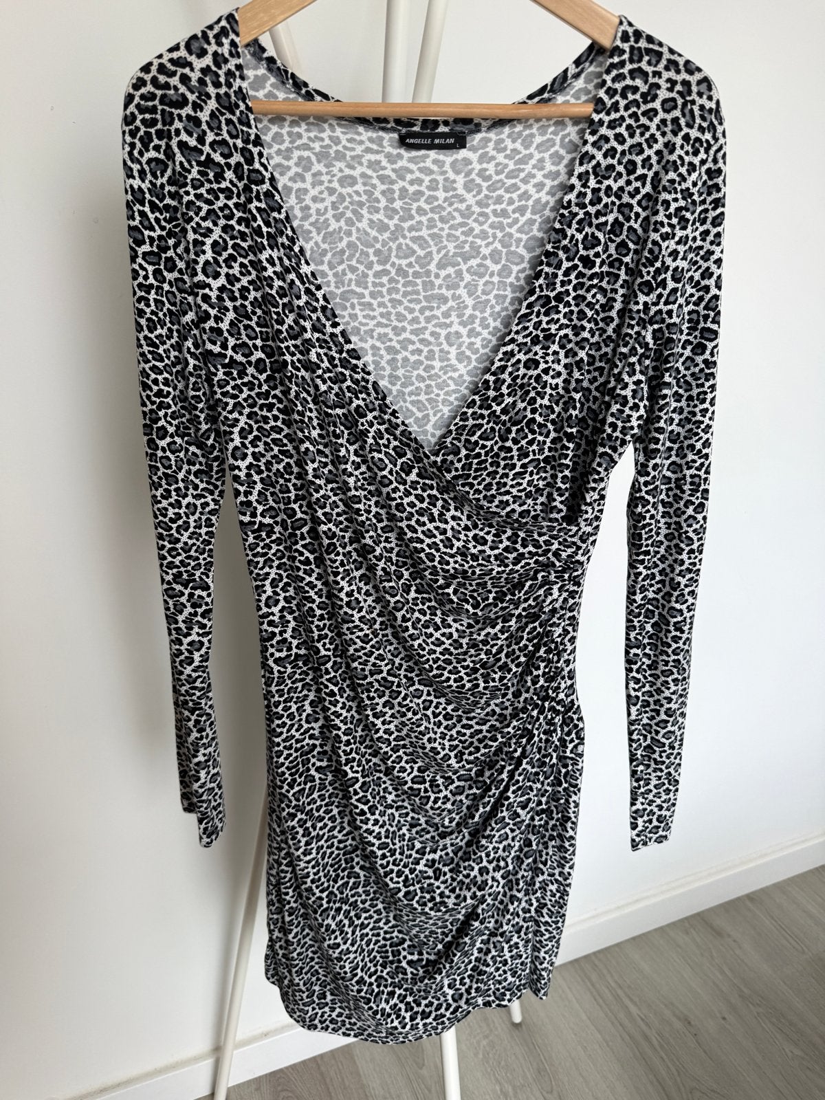 Angelle Milan Panterprint Jurk Maat L, Kleding | Dames, Jurken, Zwart, Maat 42/44 (L), Ophalen of Verzenden, Zo goed als nieuw