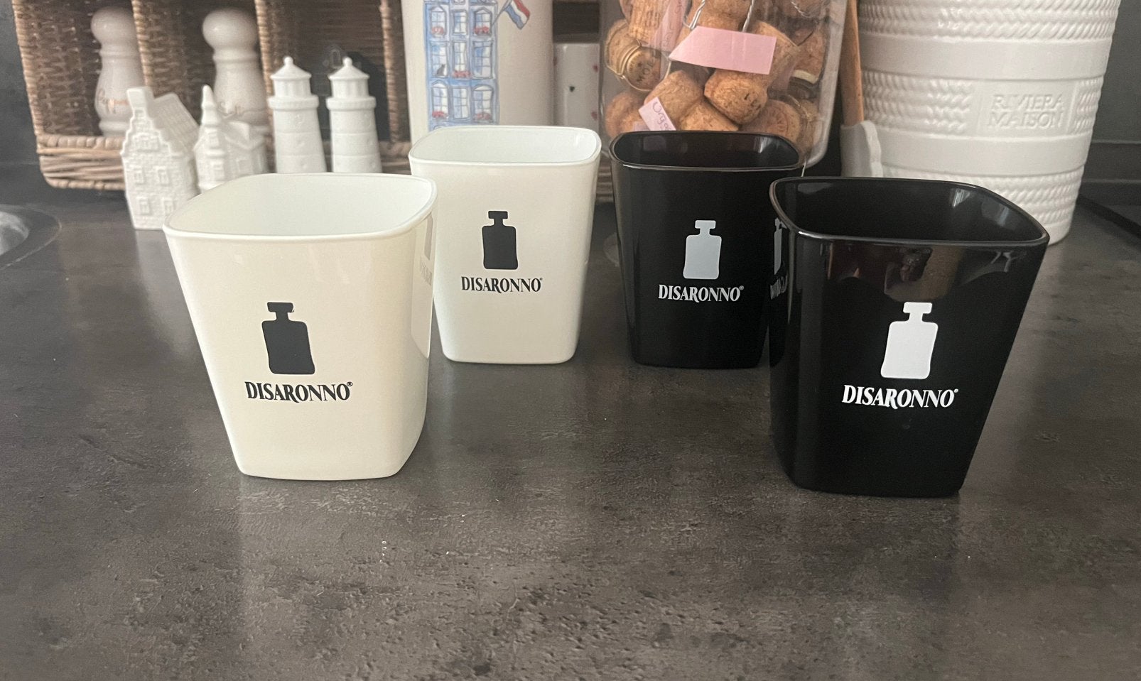 Te koop: 4 Disaronno glasen, 2x wit en 2x zwart, Verzamelen, Glas en Borrelglaasjes, Ophalen of Verzenden, Nieuw, Overige typen