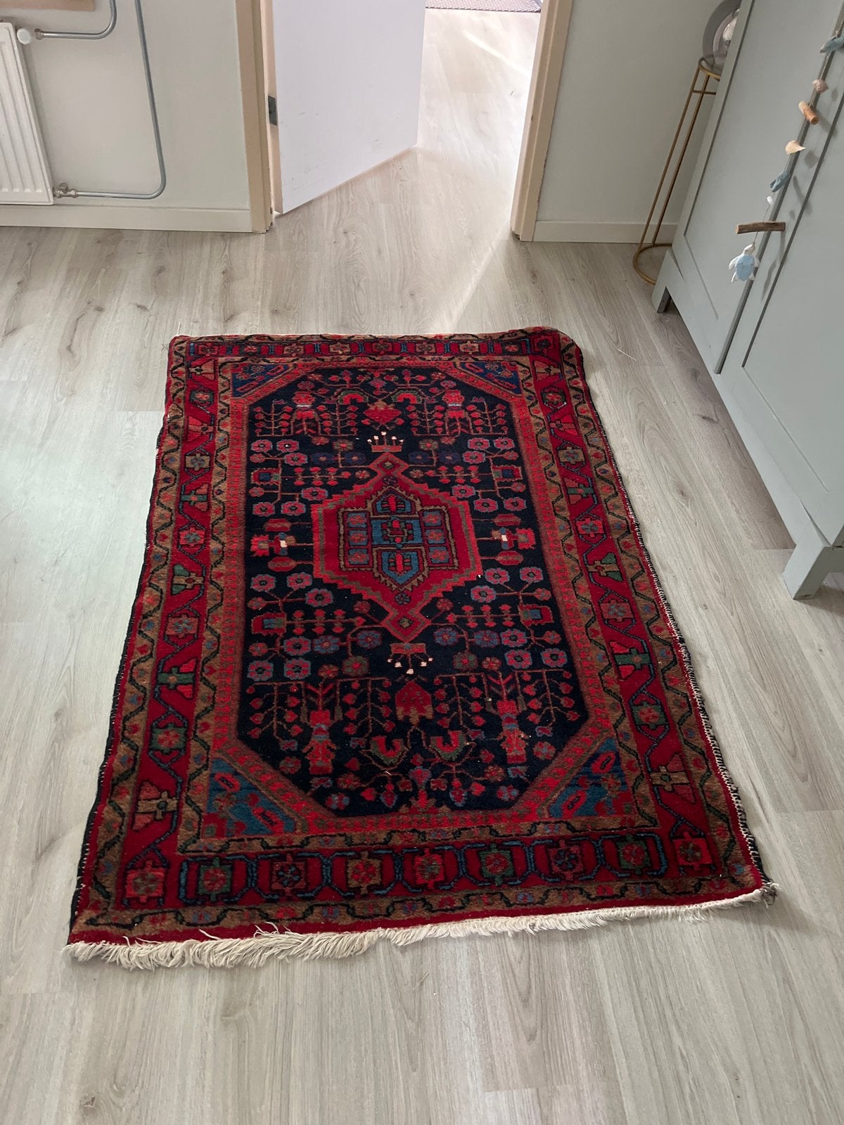 Prachtig handgeknoopt Perzisch vloerkleed uit Iran, Gebruikt, 100 tot 150 cm, Rechthoekig, Rood