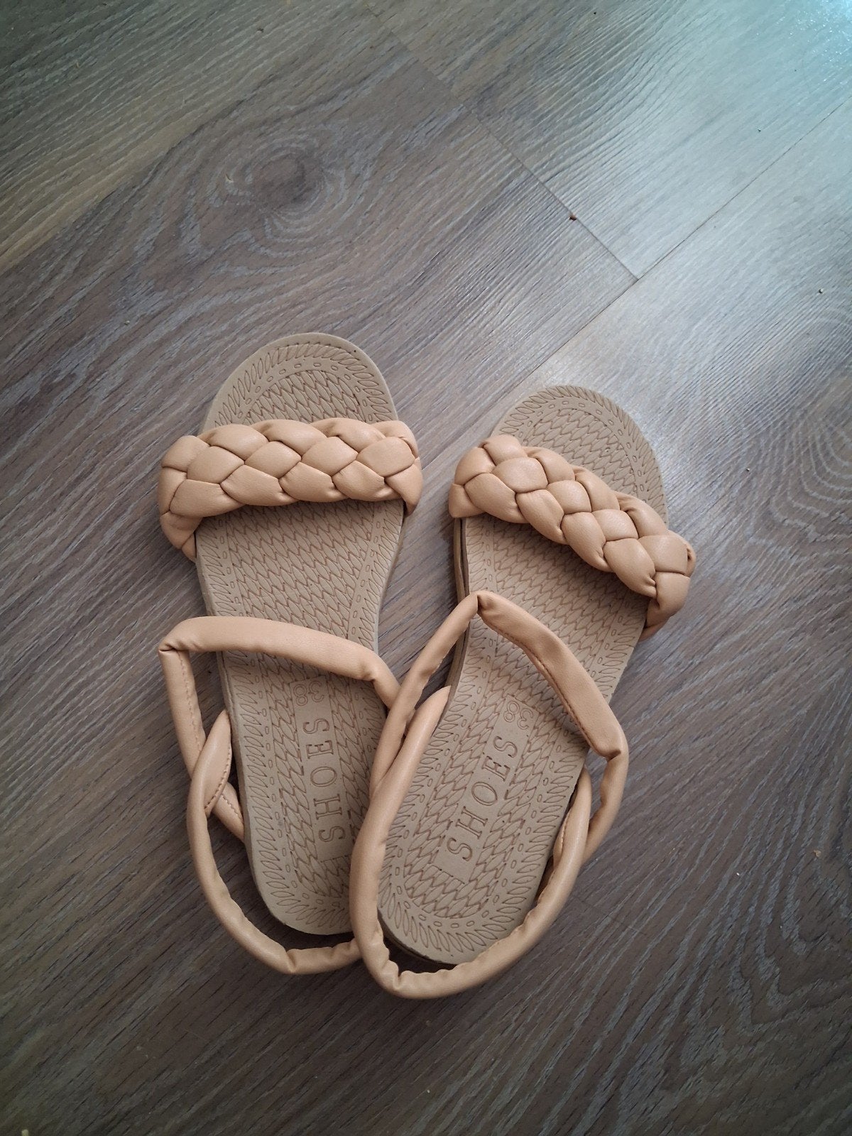 Nieuwe beige gevlochten sandalen maat 38, Kleding | Dames, Schoenen, Ophalen of Verzenden, Nieuw, Beige, Sandalen of Muiltjes