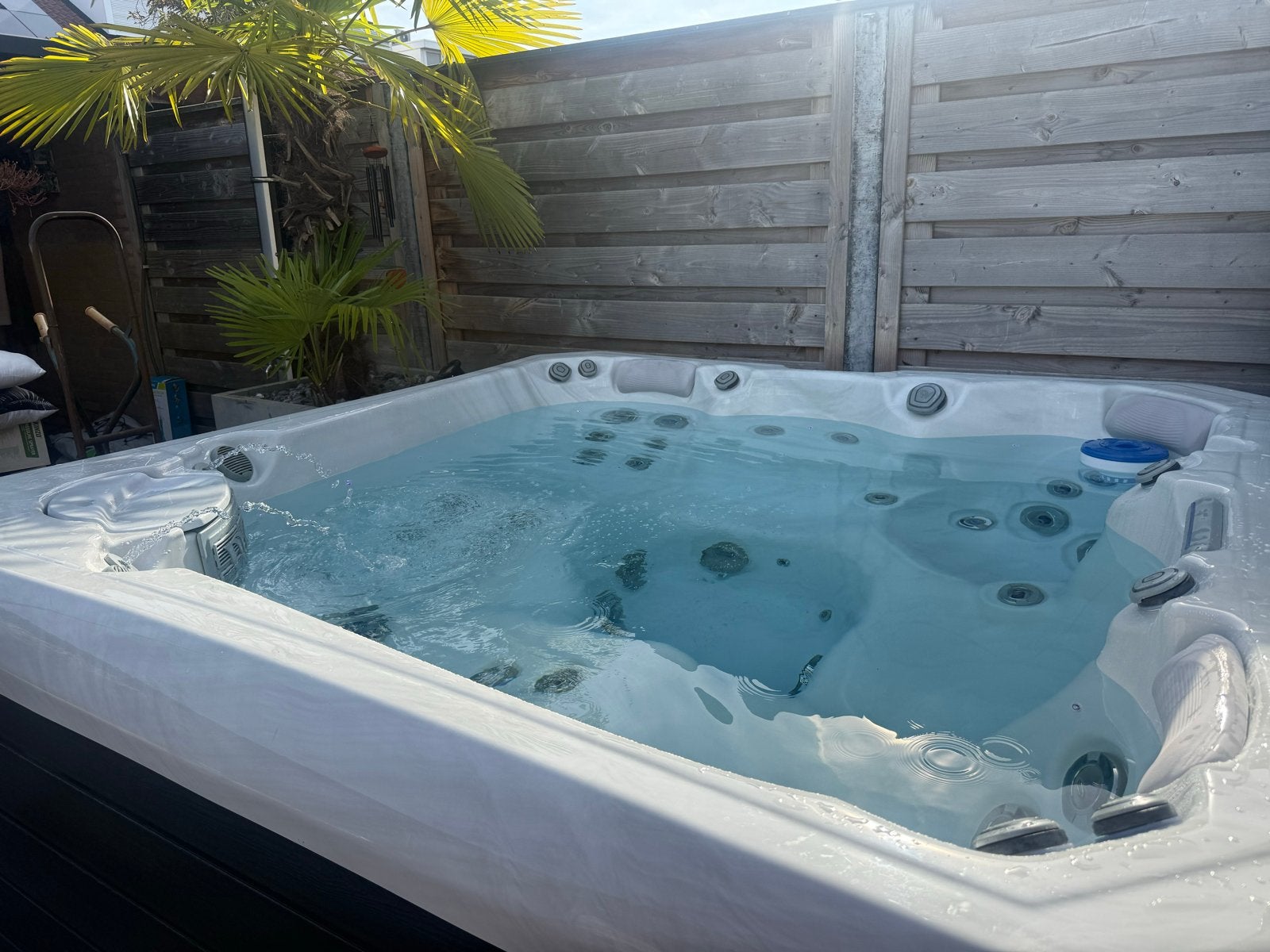 Wellis Spa: Luxe Jacuzzi voor ontspanning in eigen tuin, Tuin en Terras, Ophalen of Verzenden, Zo goed als nieuw, Afdekzeil, Vast