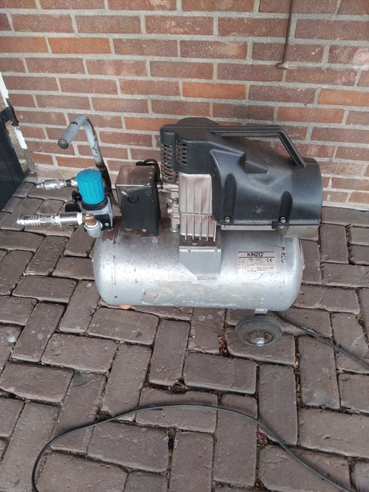 Kinzo Compressor Model 311L27 - 8 bar, 210 l/min, Doe-het-zelf en Verbouw, Compressors, Gebruikt, 6 tot 10 bar, Ophalen of Verzenden
