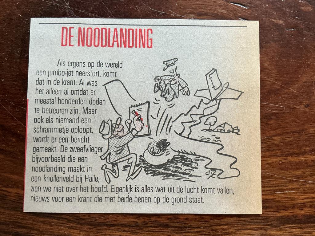 Karikatuur Dim Bruynesteyn De Noodlanding krantenartikel 86, Ophalen of Verzenden, 1980 tot heden, Knipsel(s)
