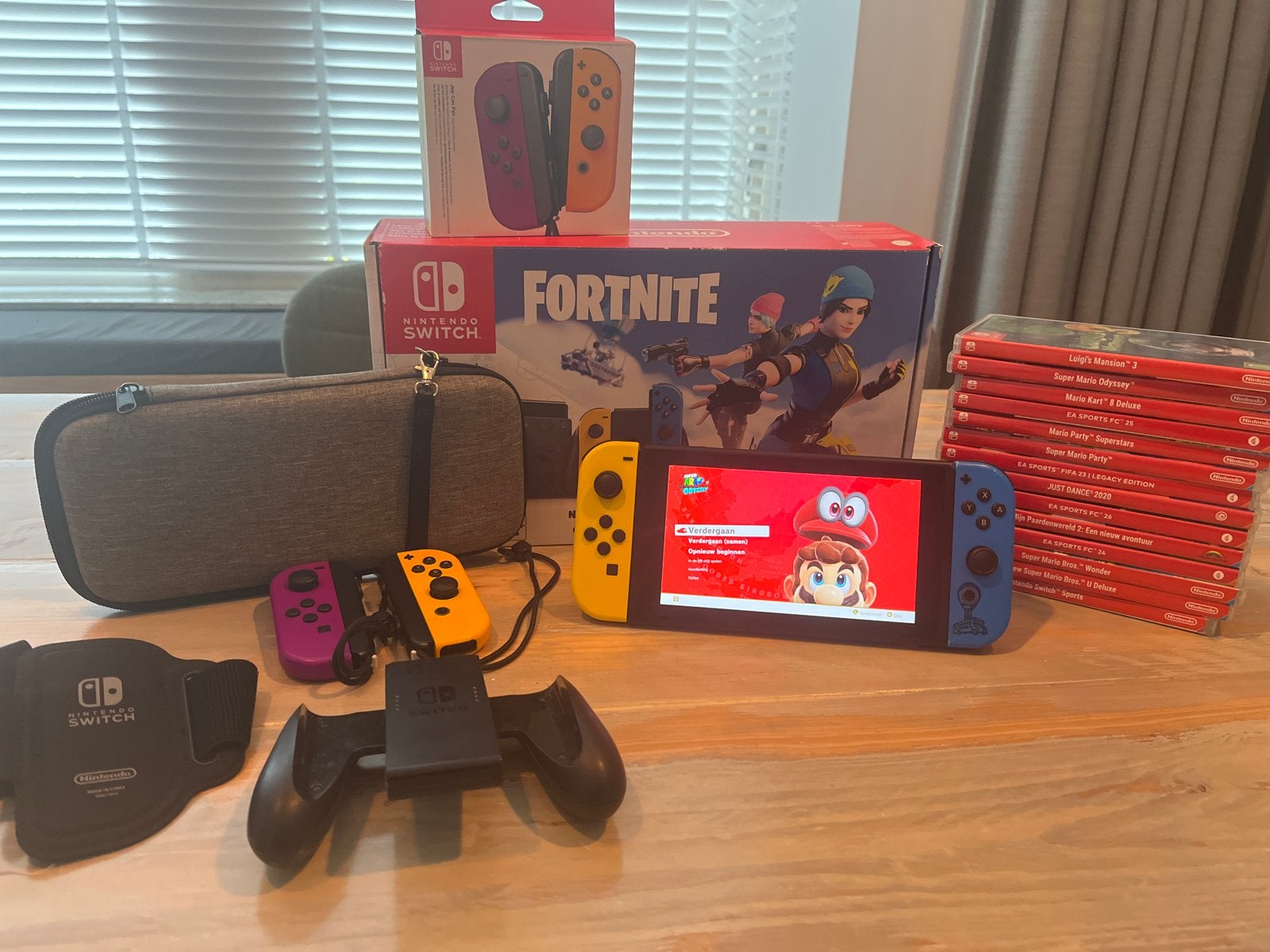 Nintendo Switch Fortnite Editie met 14 games en extra's, Met games, Met 2 controllers, Ophalen of Verzenden, Zo goed als nieuw