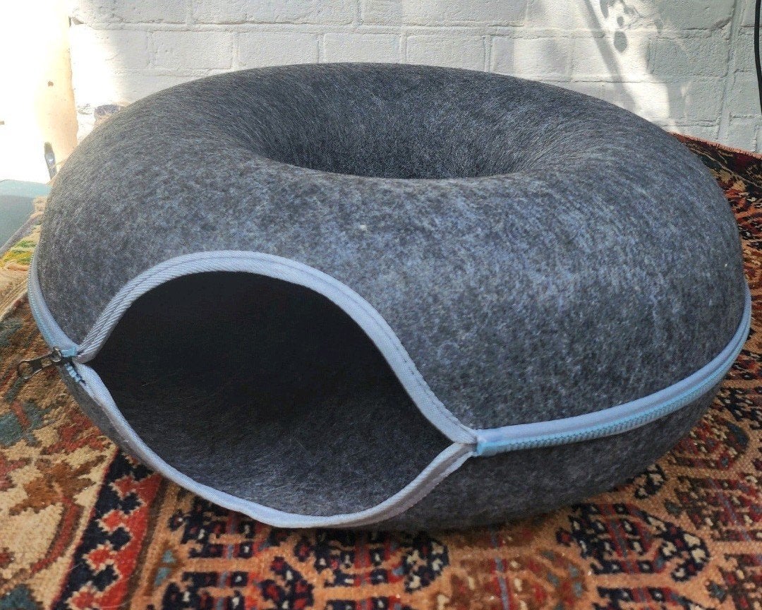 Donut Kattenmand ViltLigmand ZGAN
Diameter 52 cm., Ophalen of Verzenden, Zo goed als nieuw, Vilt