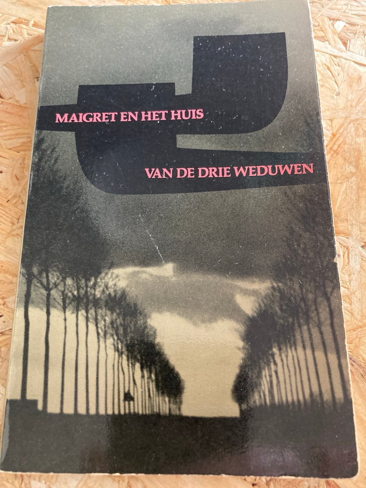 Maigret en het Huis van de Drie Weduwen - Georges Simenon, Ophalen of Verzenden, Gelezen