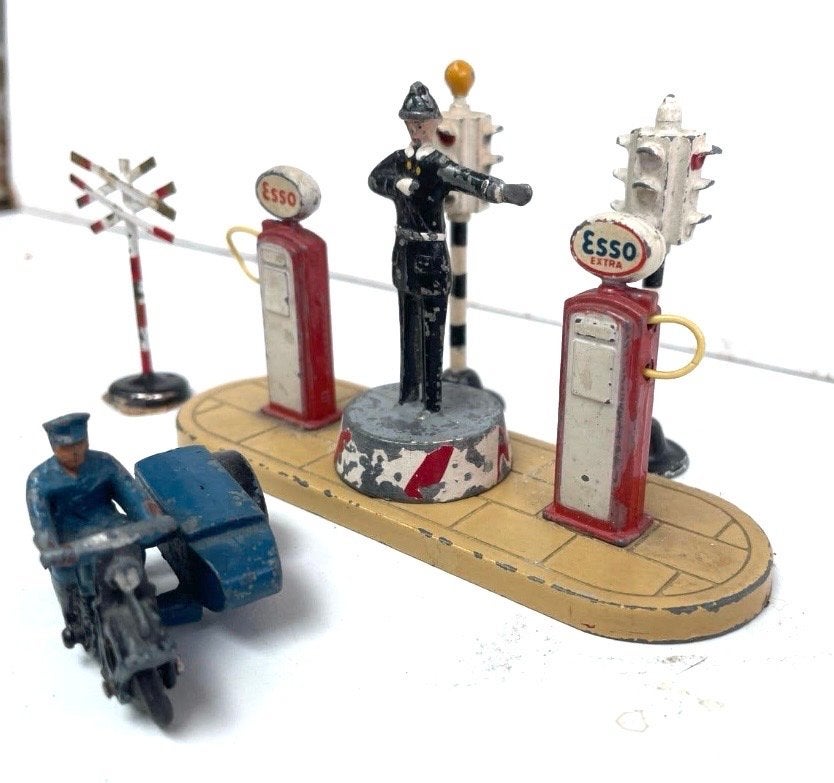 Vintage Dinky Toys Esso Tankstation met accessoires, Antiek en Kunst, Antiek | Speelgoed, Ophalen of Verzenden