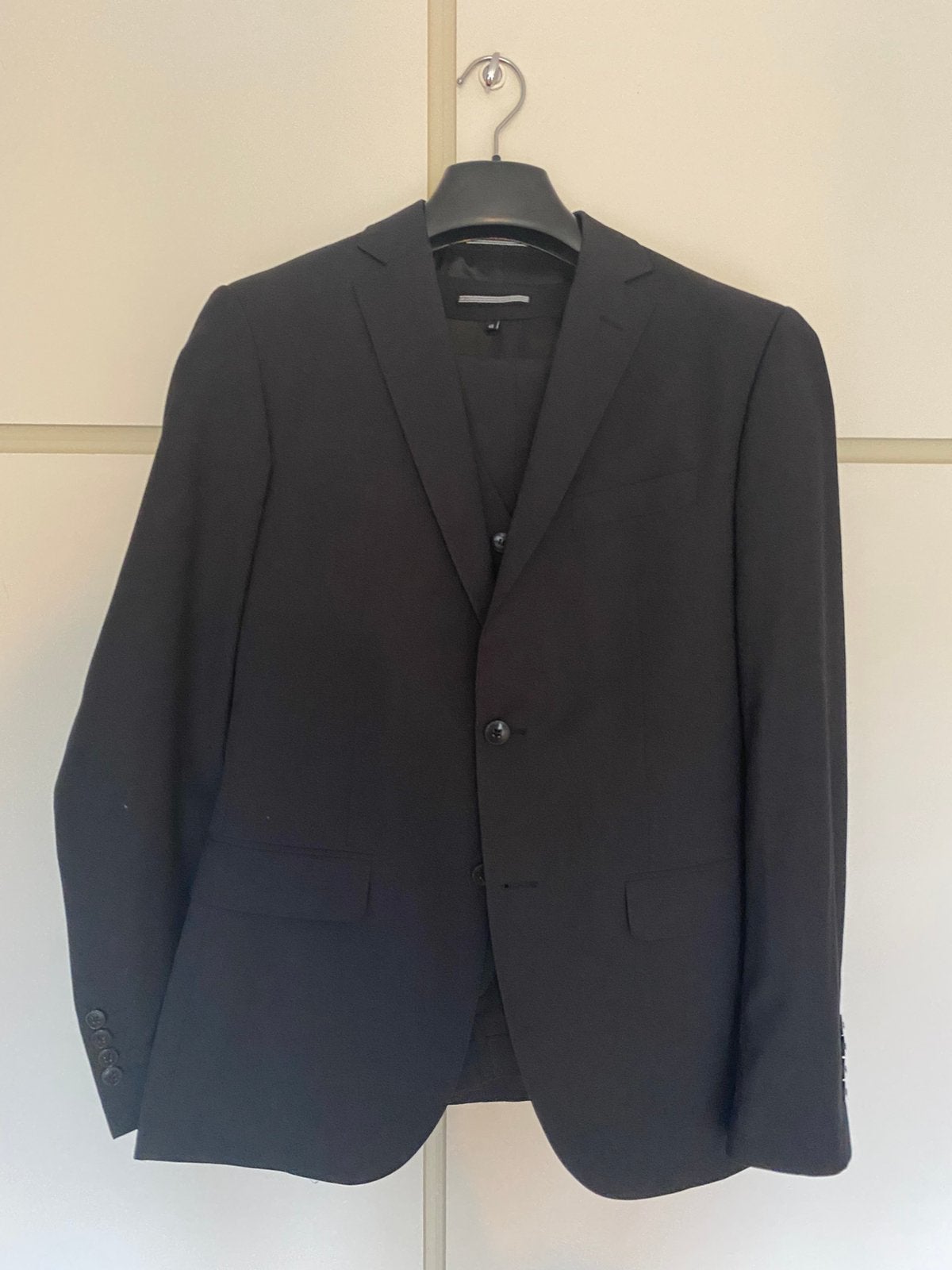 Driedelig zwart kostuum, mt 48, merk LIV, Kleding | Heren, Ophalen of Verzenden, Zo goed als nieuw, Maat 48/50 (M), Zwart