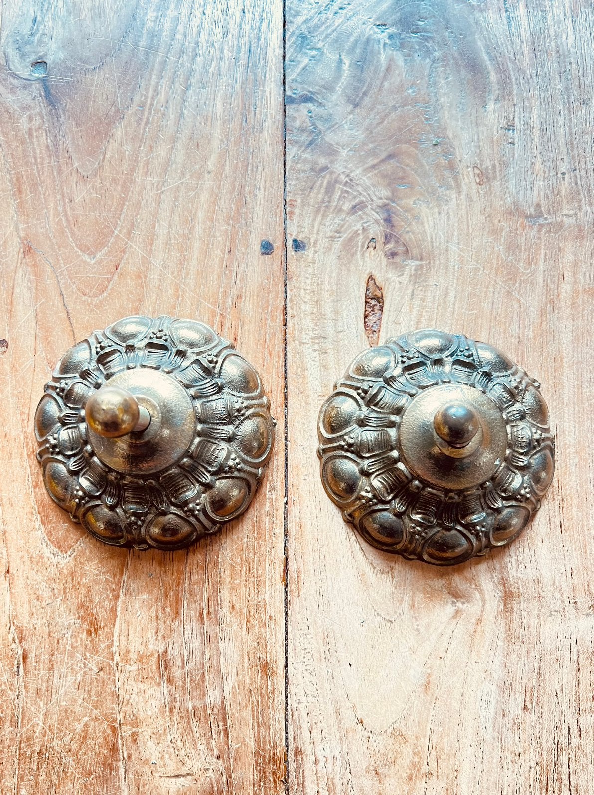 Set van 2 messing afdekplaatjes, Antiek en Kunst, Ophalen of Verzenden