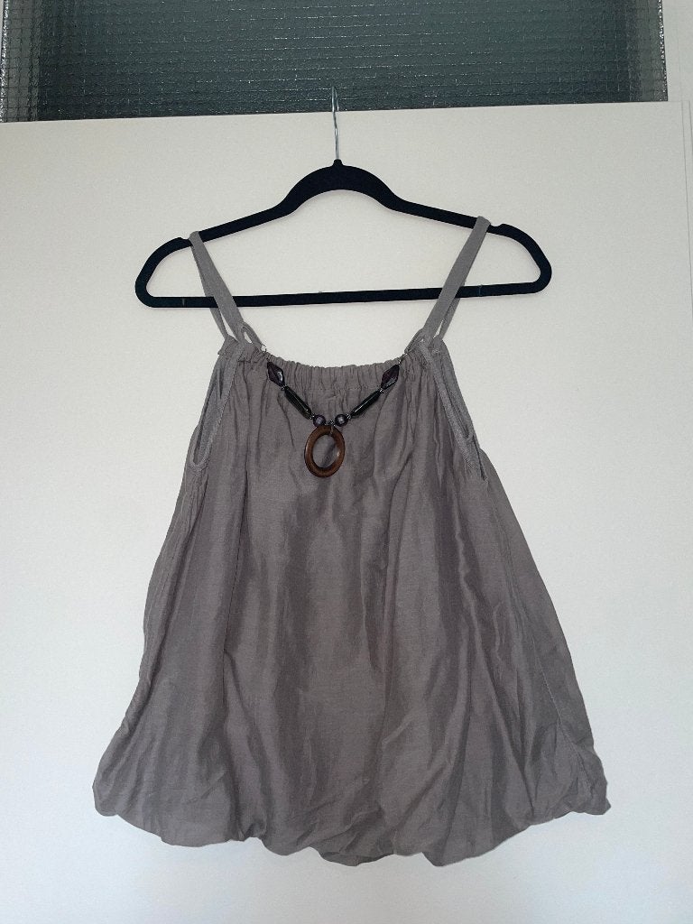 Taupe kleurige zomerse ballon tank top met ketting mt M, Kleding | Dames, Tops, Maat 38/40 (M), Made in Italy, Ophalen of Verzenden