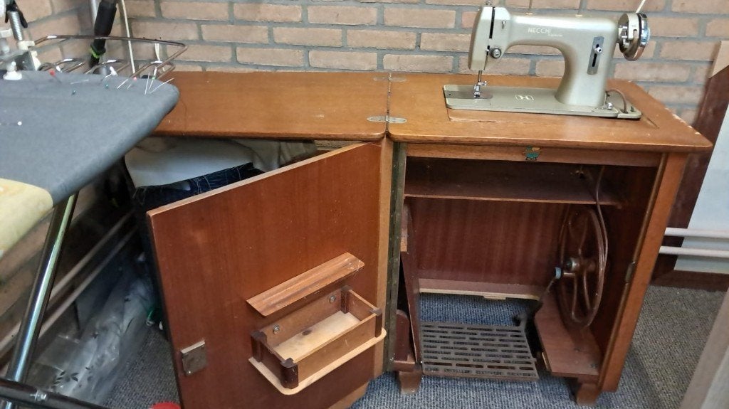 Vintage Necchi naaimachine met houten naaikast traponderstel, Ophalen