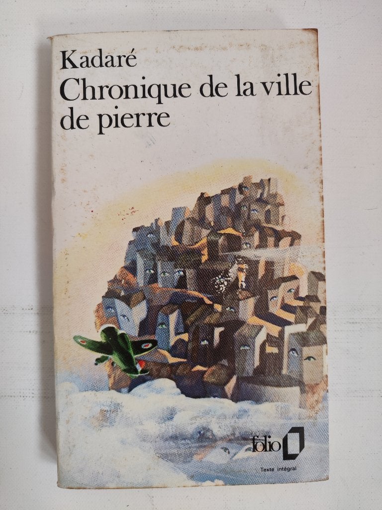Kadaré - Chronique de la Ville de Pierre, Gelezen, Ophalen of Verzenden, Ismaïl Kadaré, Fictie