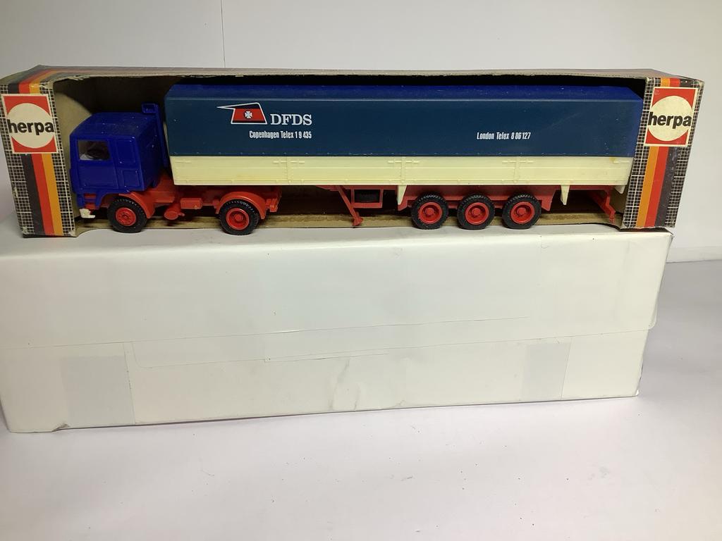 Herpa Volvo F88 DFDS Truck met Trailer (Schaal H0), Hobby en Vrije tijd, Modelauto's | 1:87, Nieuw, Bus of Vrachtwagen, Herpa