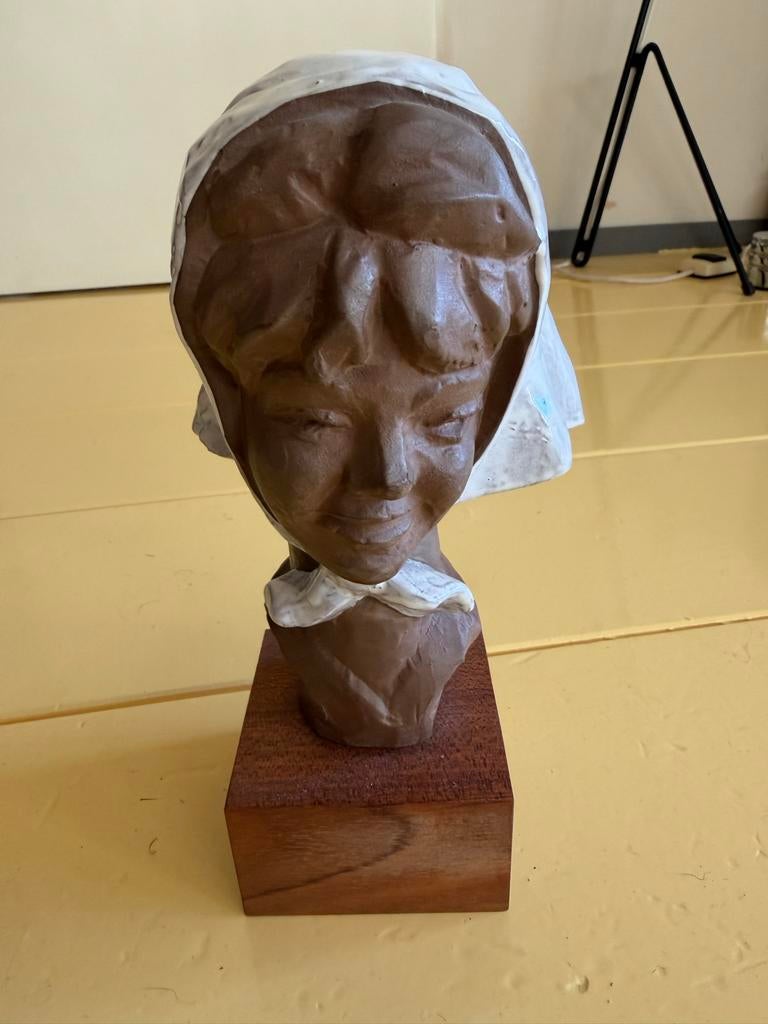 Beeldje van Paul Serste - Vrouw met hoofddoek, Ophalen of Verzenden, Handgemaakt, 20 - 50 cm, Steen of Keramiek