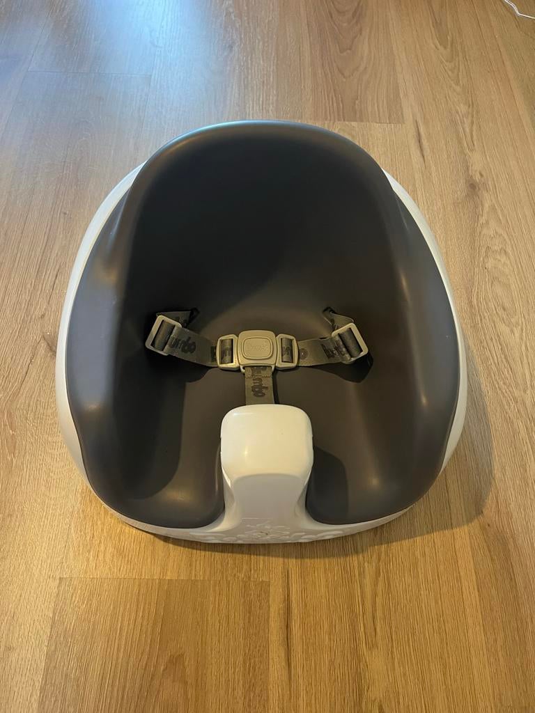 Bumbo Vloerstoeltje met Veiligheidsgordel - Wit/Grijs, Ophalen of Verzenden, Zo goed als nieuw, Overige typen, Gordel(s)