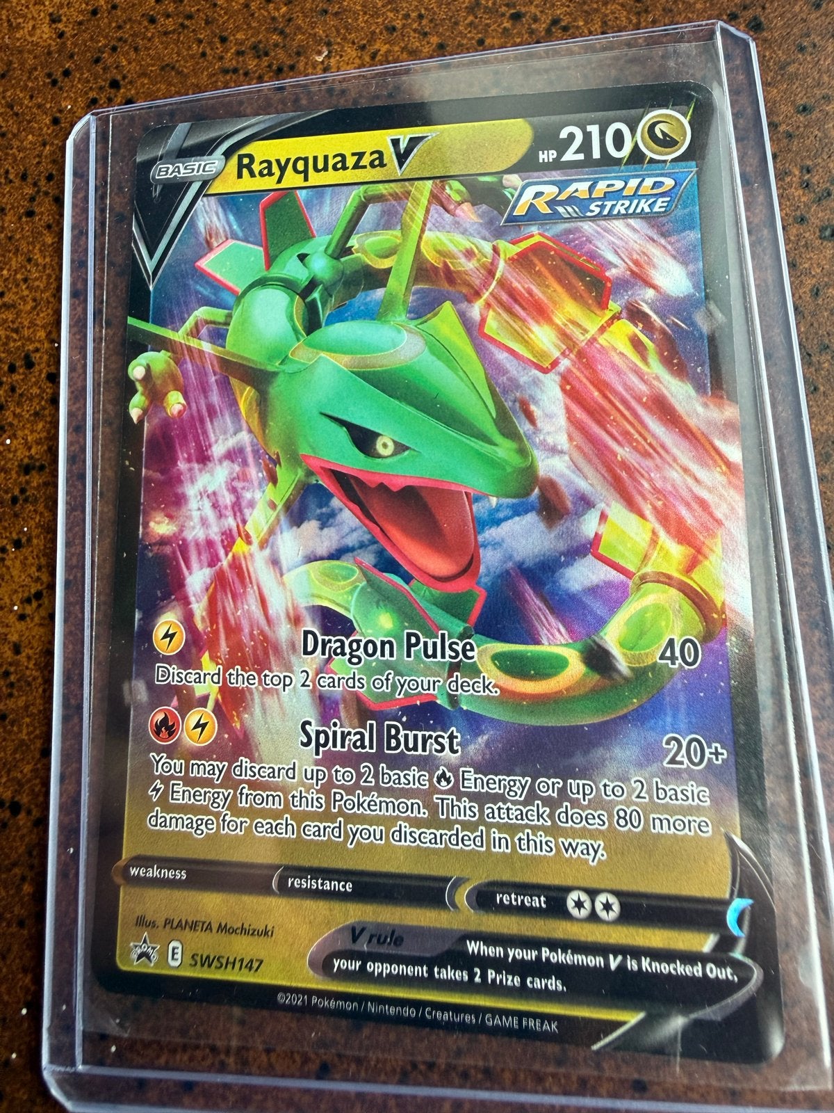 Pokémon Kaart Rayquaza V SWSH147 Rapid Strike, Ophalen of Verzenden, Zo goed als nieuw, Losse kaart