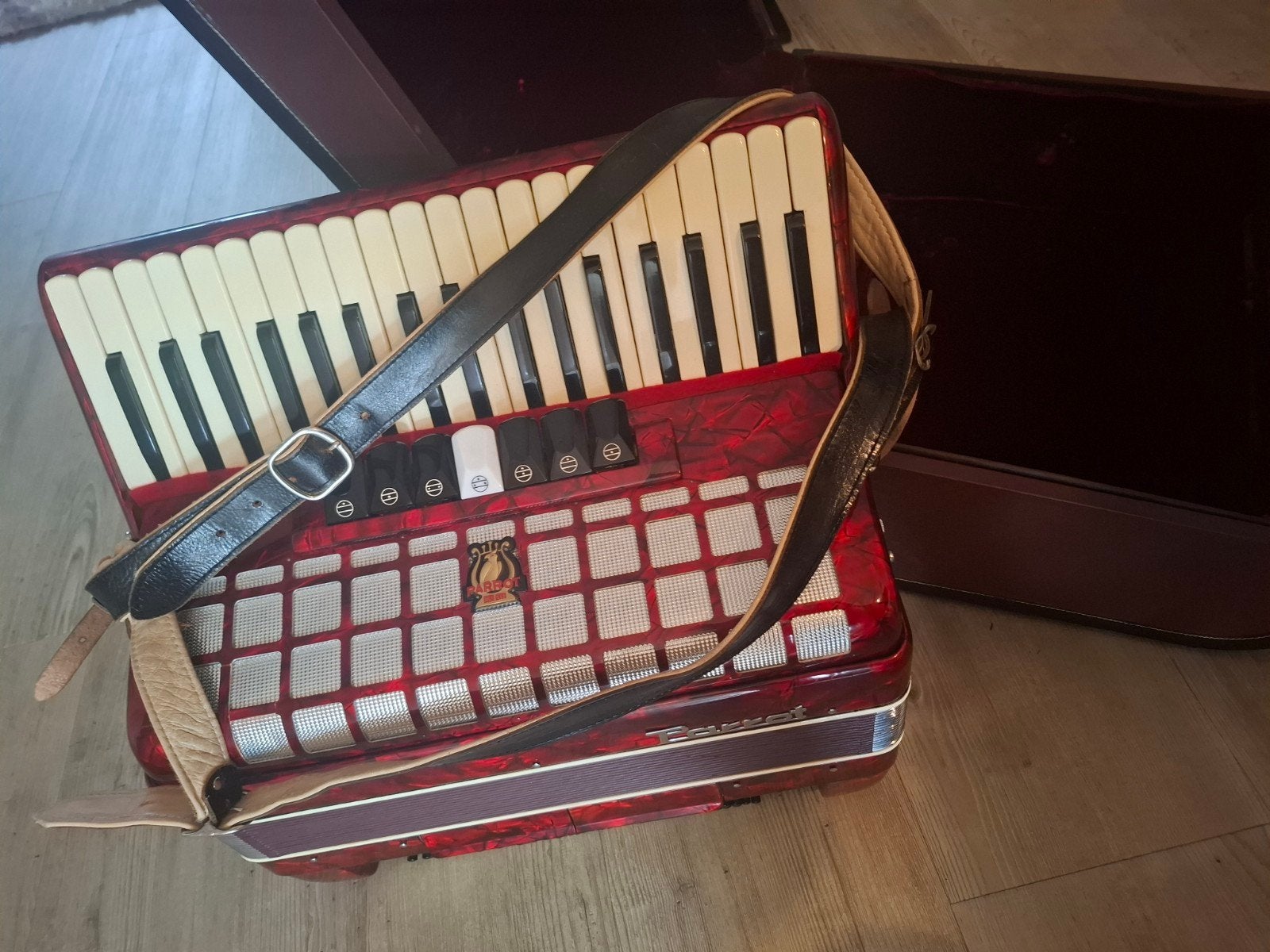 Prachtige rode Parrot piano-accordeon (80-bas) – Getest, Gebruikt, Overige formaten, Met koffer, Toetsaccordeon